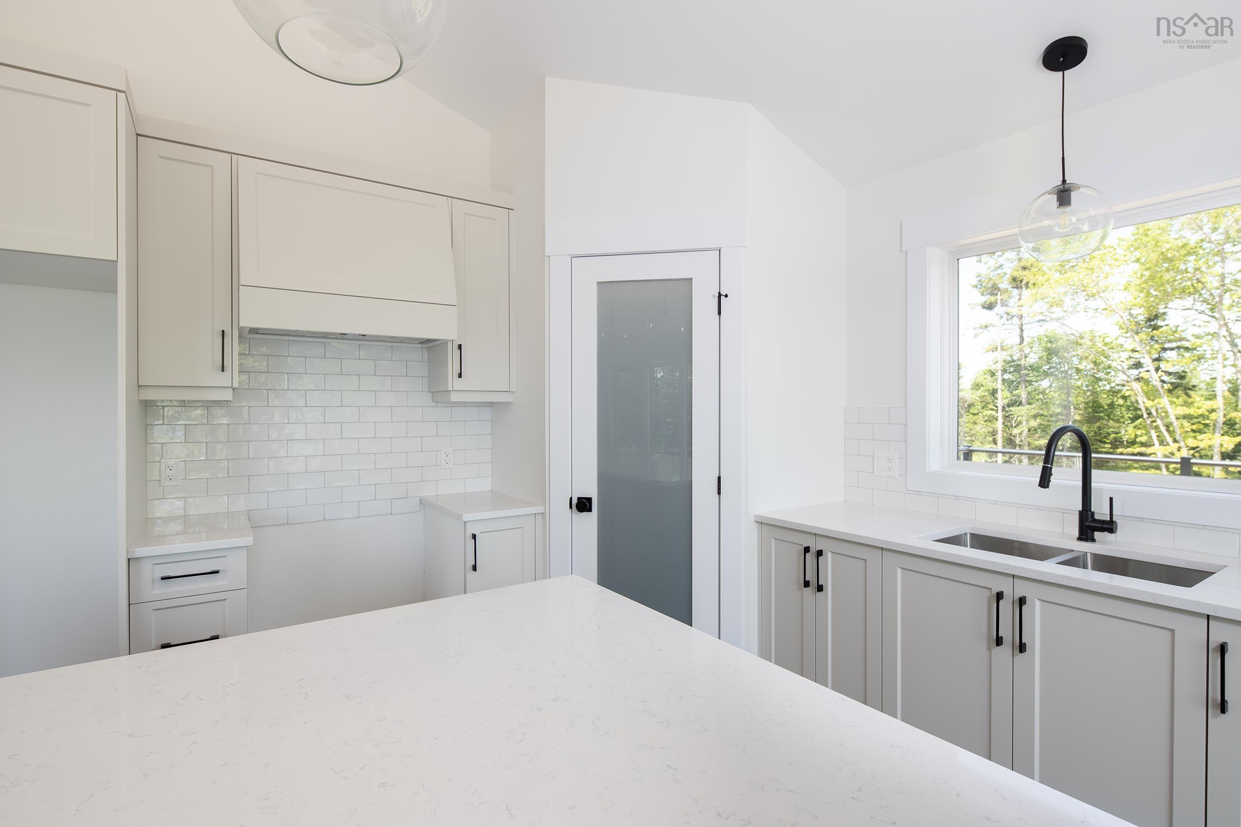 $737,900.00: 24 Shoreline Bluff Lane, Fox Point