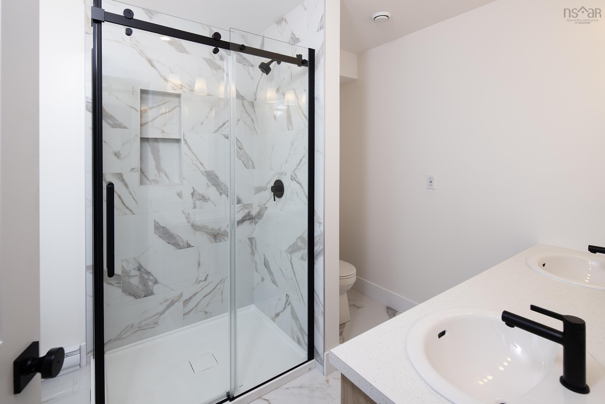 $737,900.00: 24 Shoreline Bluff Lane, Fox Point