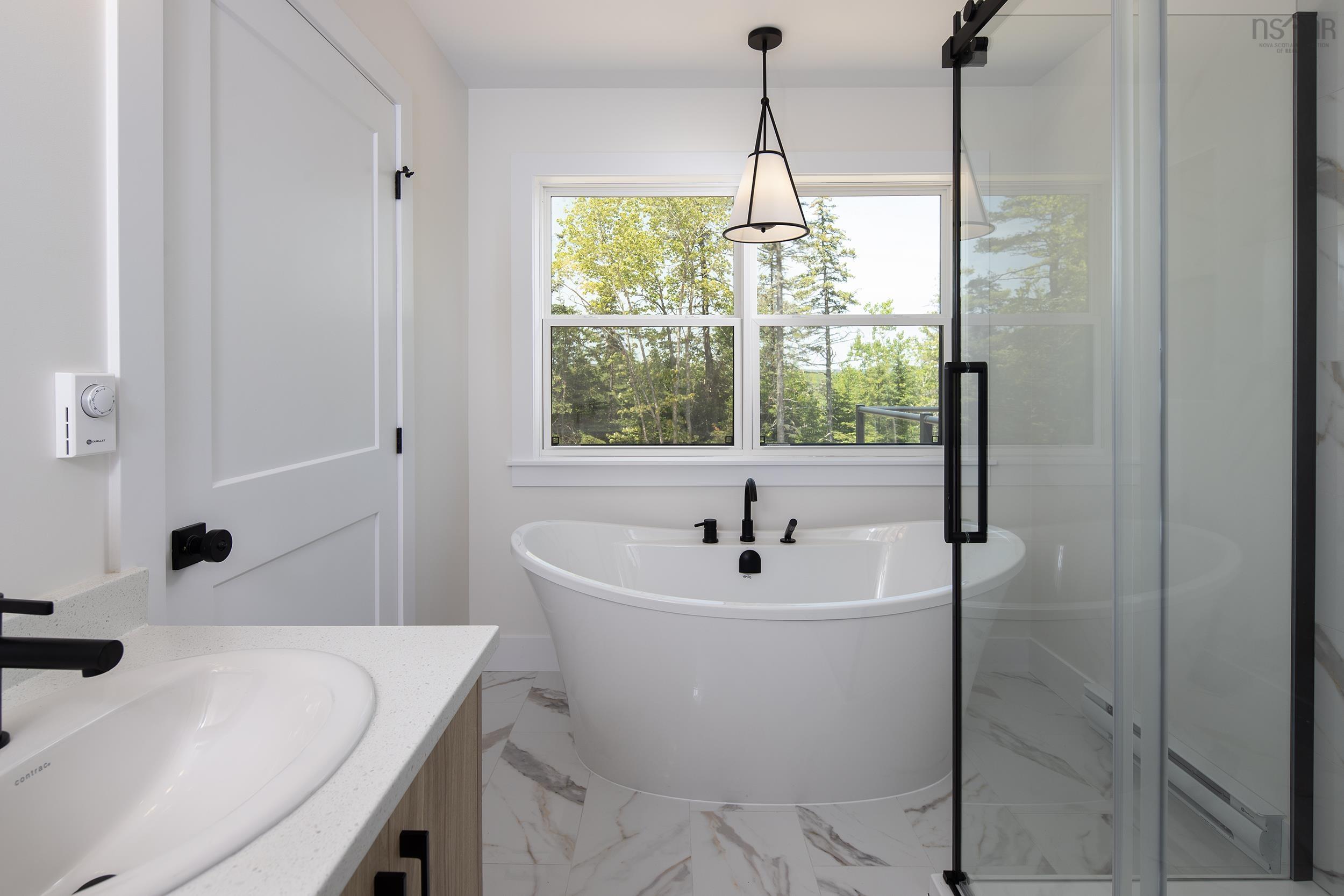 $737,900.00: 24 Shoreline Bluff Lane, Fox Point