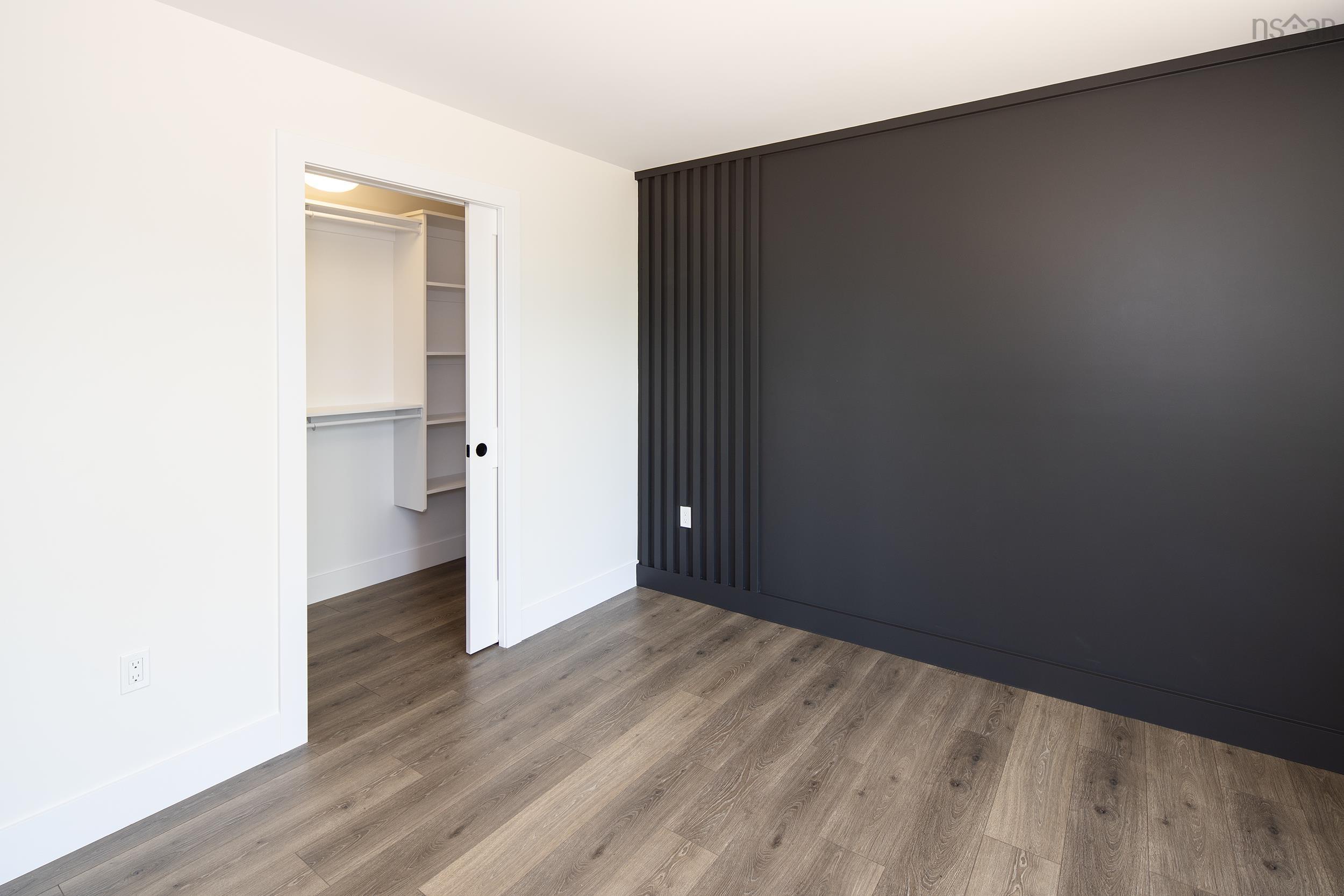 $737,900.00: 24 Shoreline Bluff Lane, Fox Point