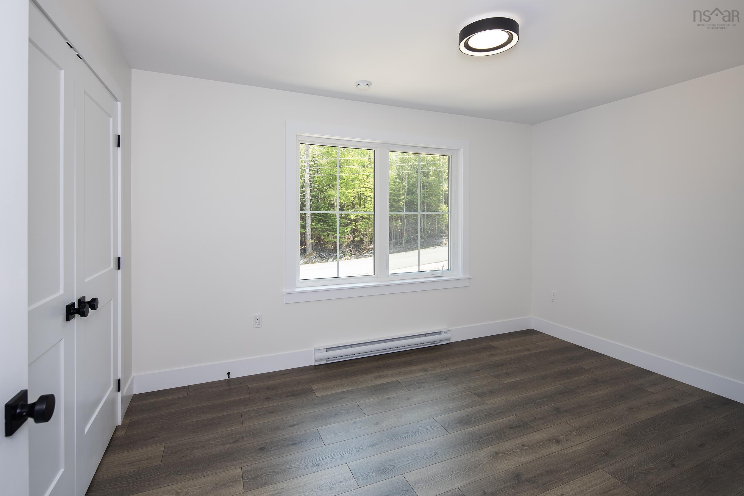 $737,900.00: 24 Shoreline Bluff Lane, Fox Point