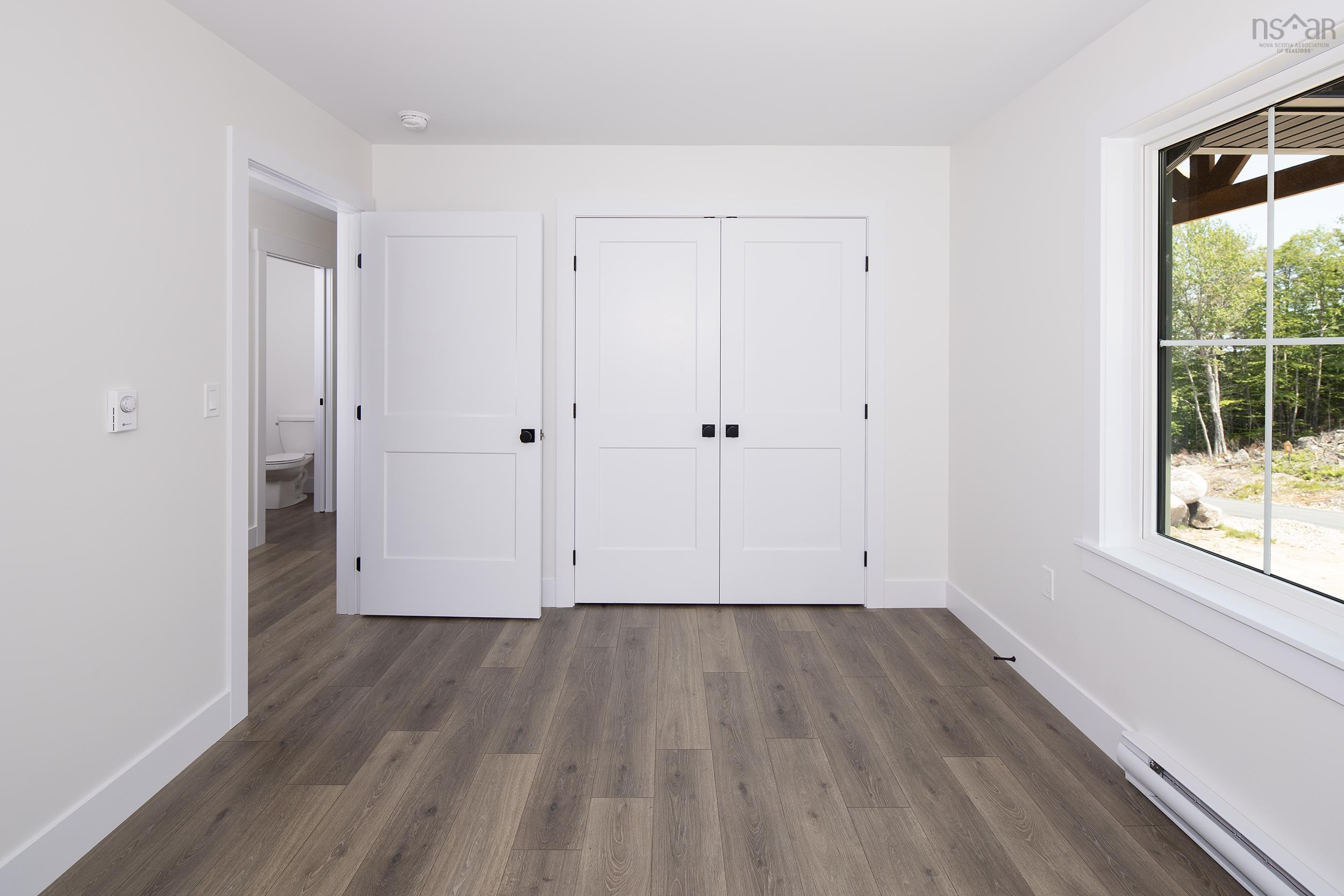 $737,900.00: 24 Shoreline Bluff Lane, Fox Point