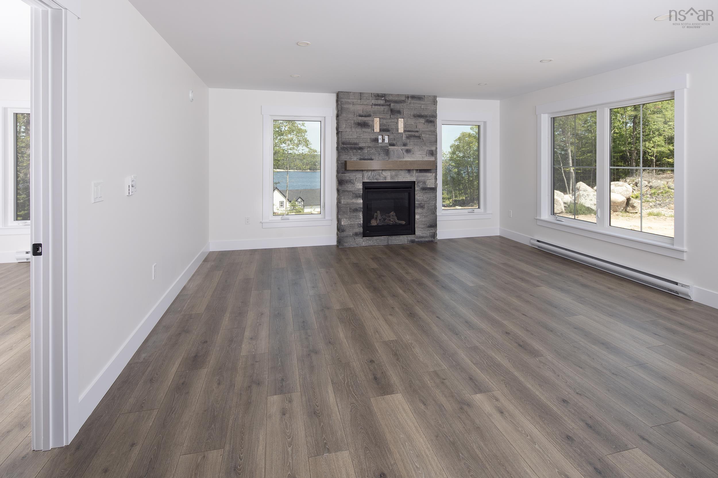 $737,900.00: 24 Shoreline Bluff Lane, Fox Point