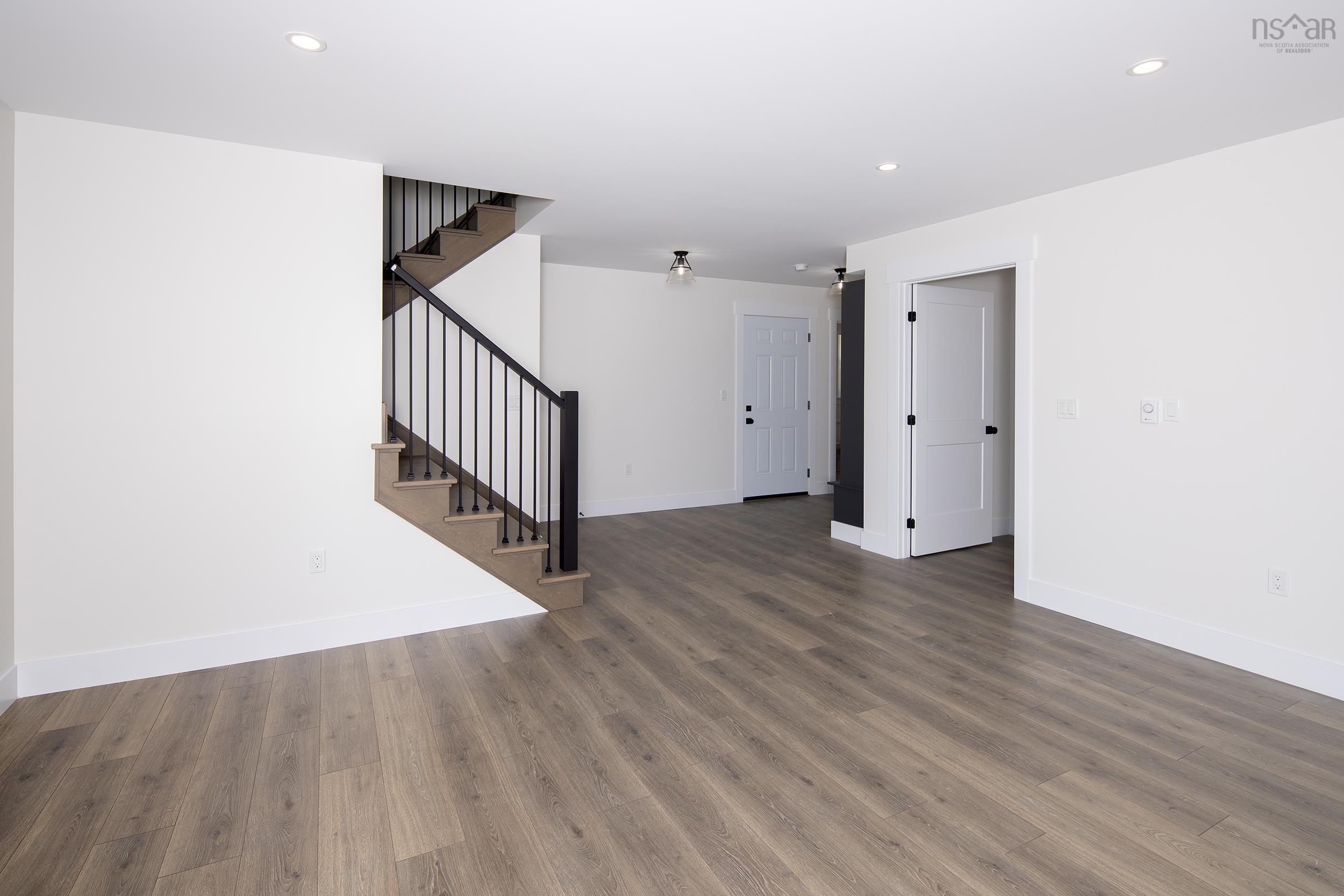 $737,900.00: 24 Shoreline Bluff Lane, Fox Point