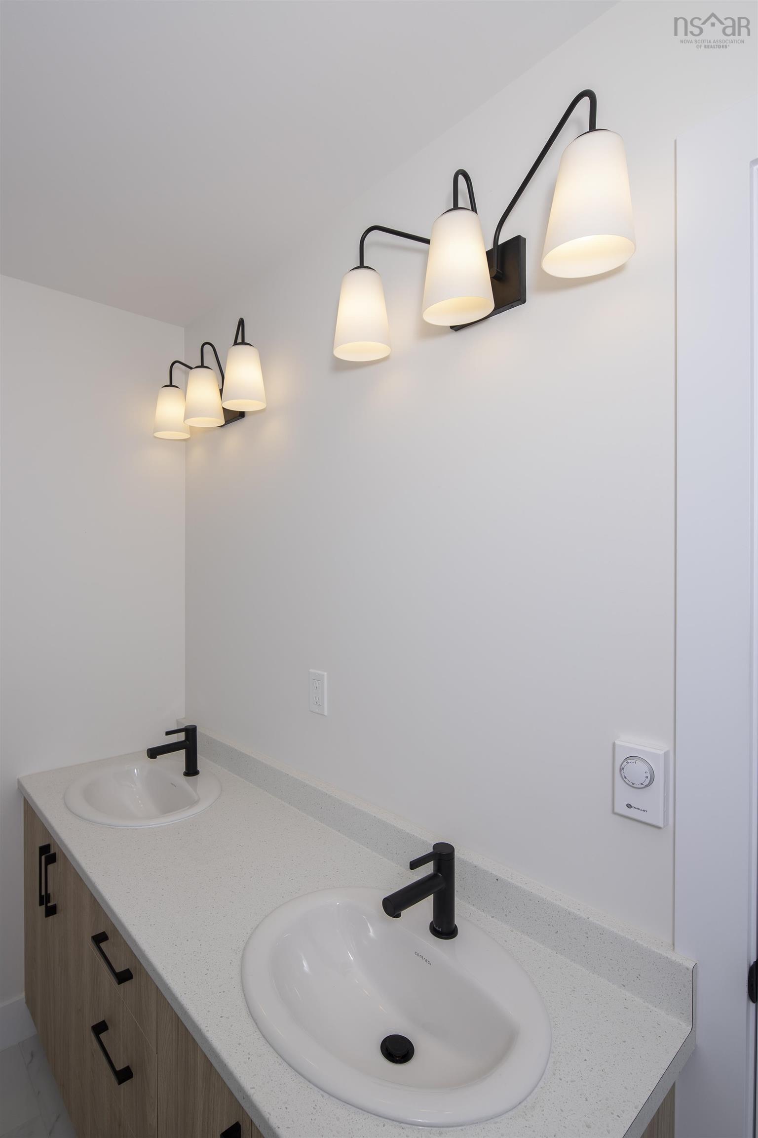 $737,900.00: 24 Shoreline Bluff Lane, Fox Point