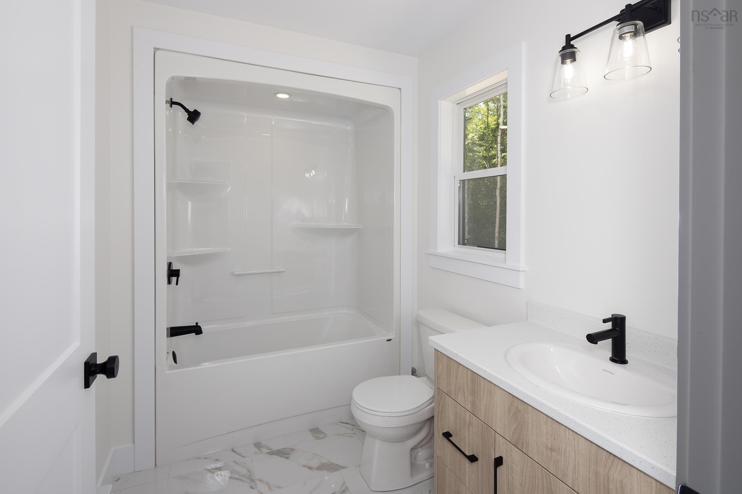 $737,900.00: 24 Shoreline Bluff Lane, Fox Point