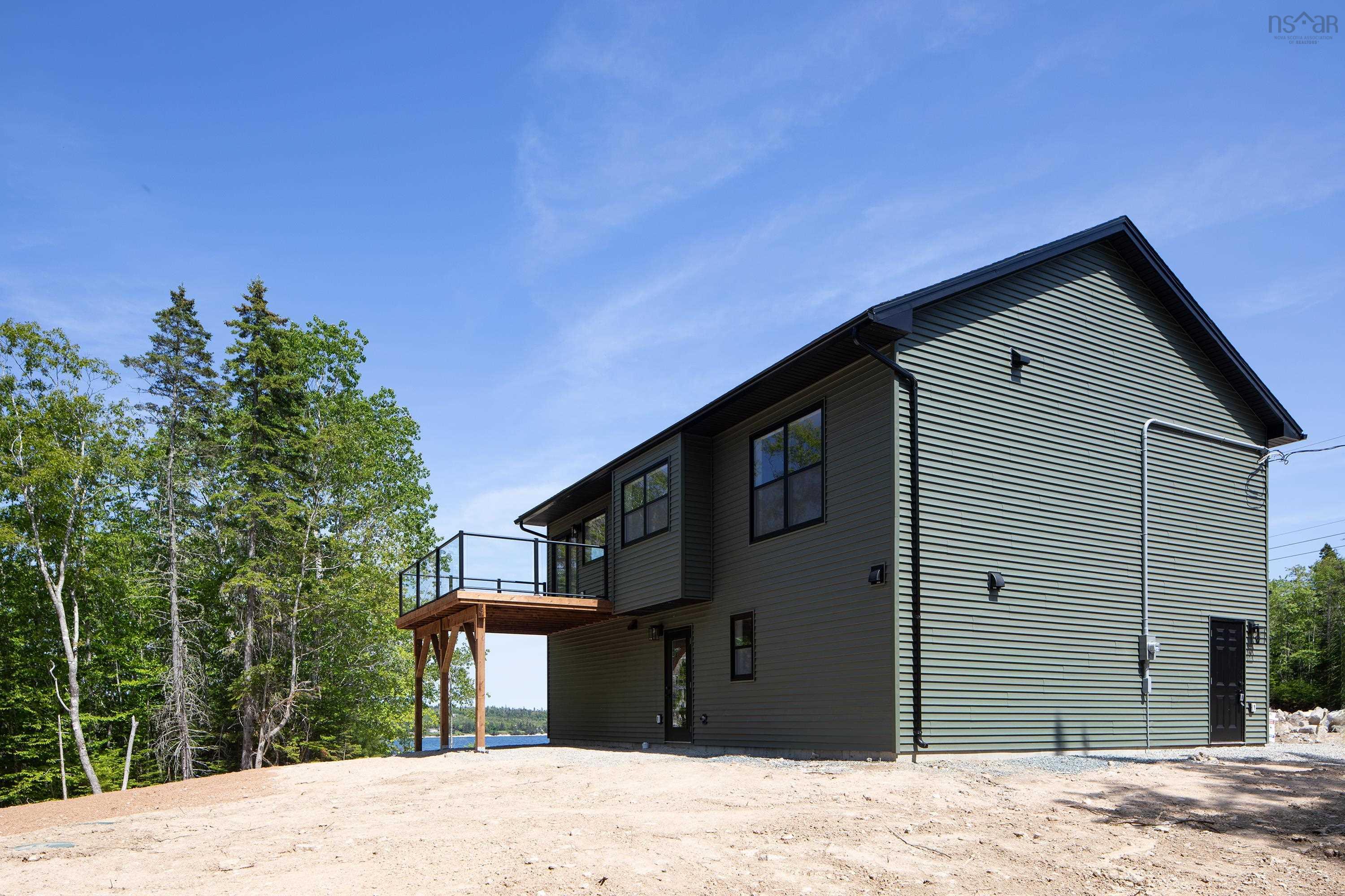 $737,900.00: 24 Shoreline Bluff Lane, Fox Point