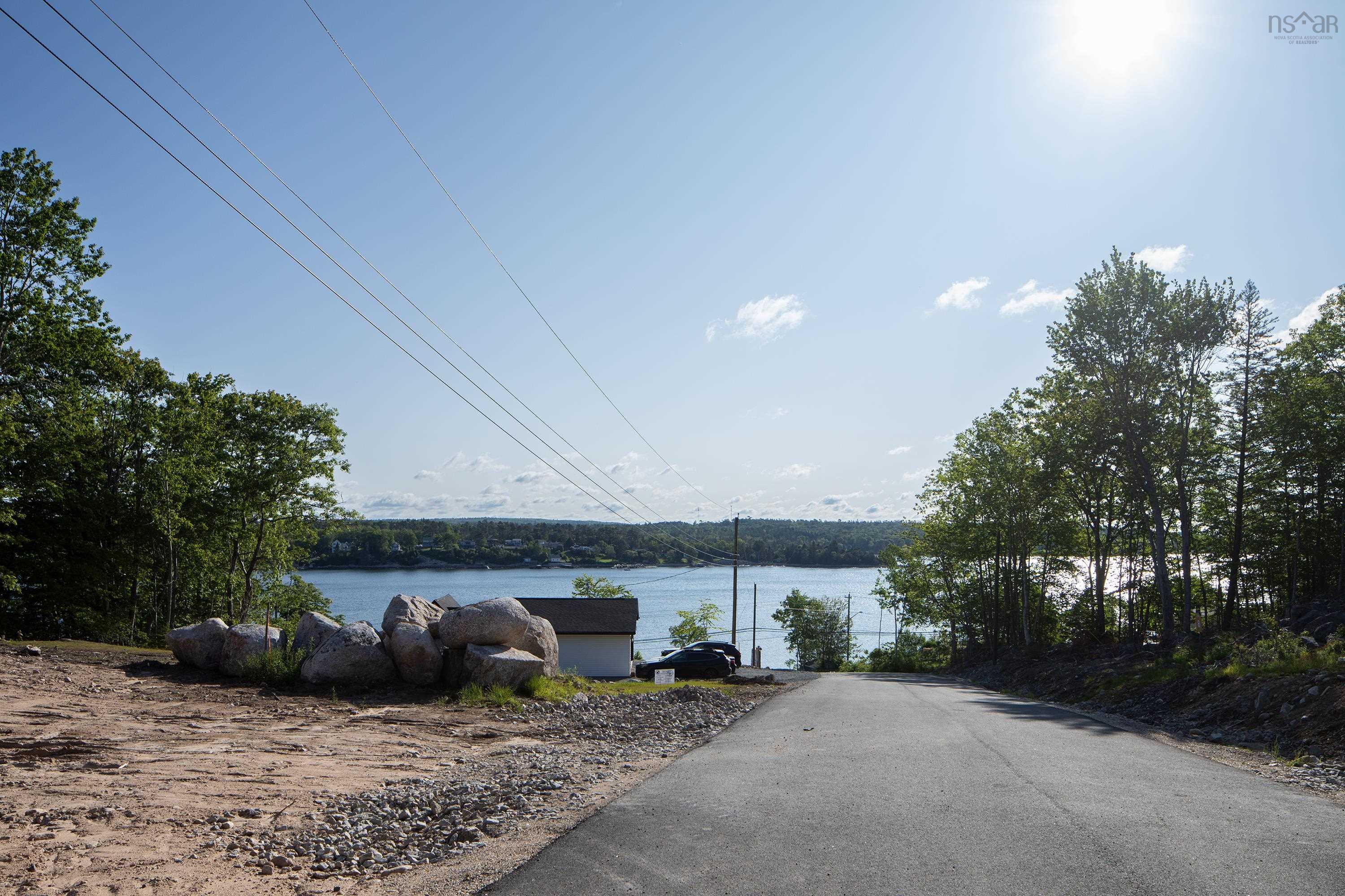 $737,900.00: 24 Shoreline Bluff Lane, Fox Point