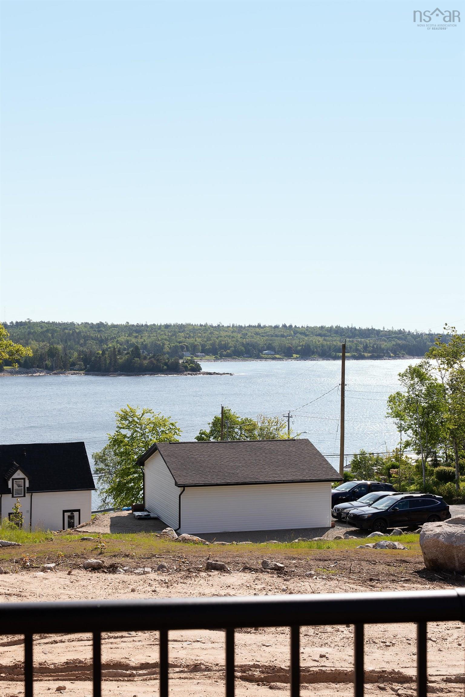 $737,900.00: 24 Shoreline Bluff Lane, Fox Point