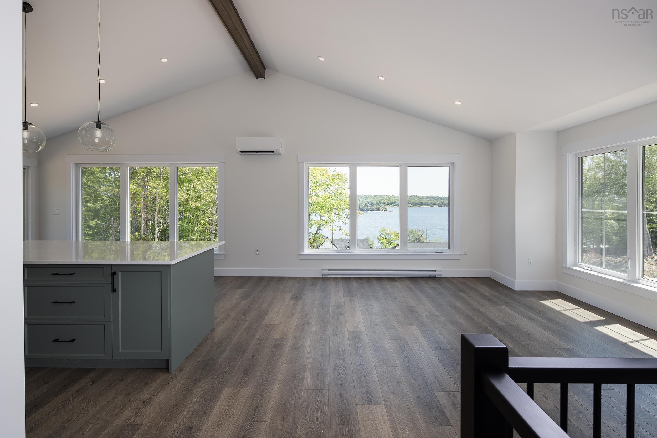 $737,900.00: 24 Shoreline Bluff Lane, Fox Point