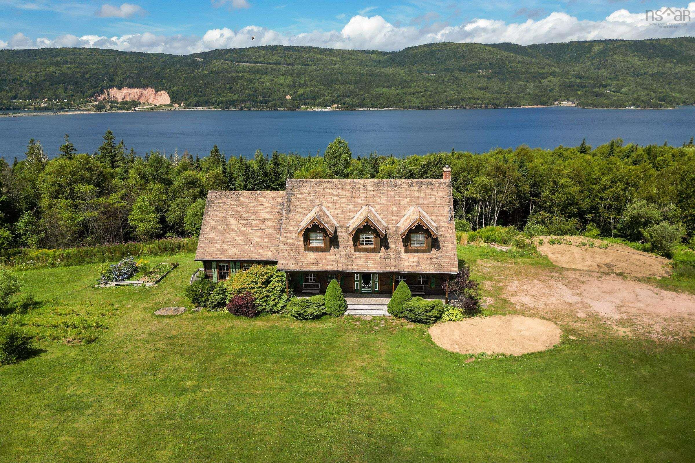 $549,900.00: 776 105 Highway, Boularderie East