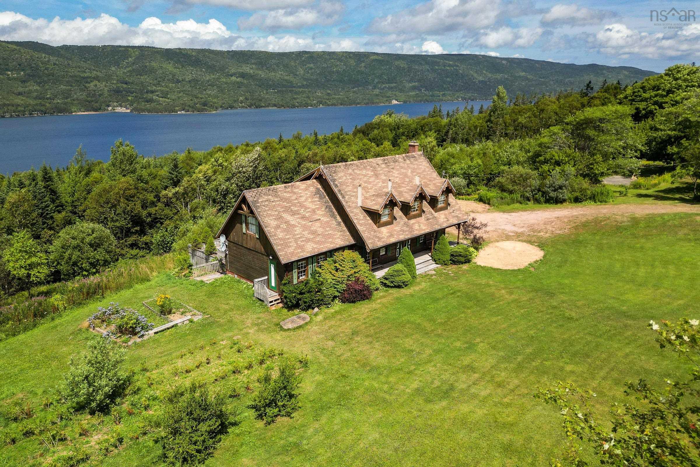 $549,900.00: 776 105 Highway, Boularderie East