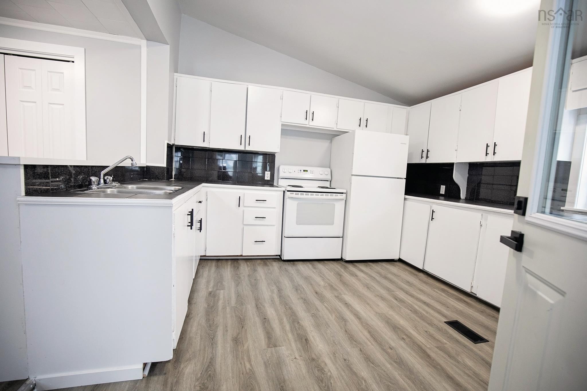 $244,900.00: 32 Douglas Avenue, Amherst