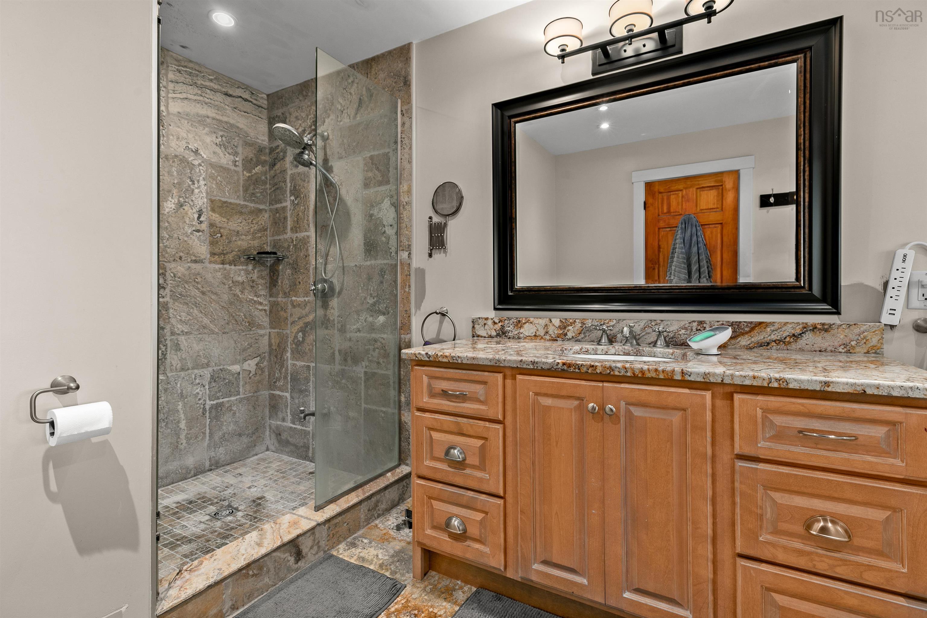 $1,950,000.00: 10680 Peggys Cove Road, Glen Margaret