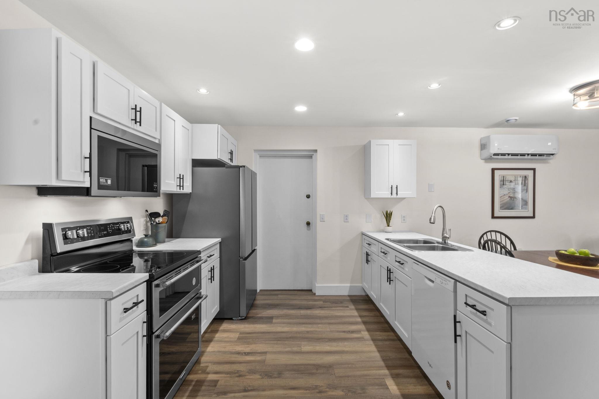 $725,000.00: 31-33 Birch Grove, Upper Tantallon