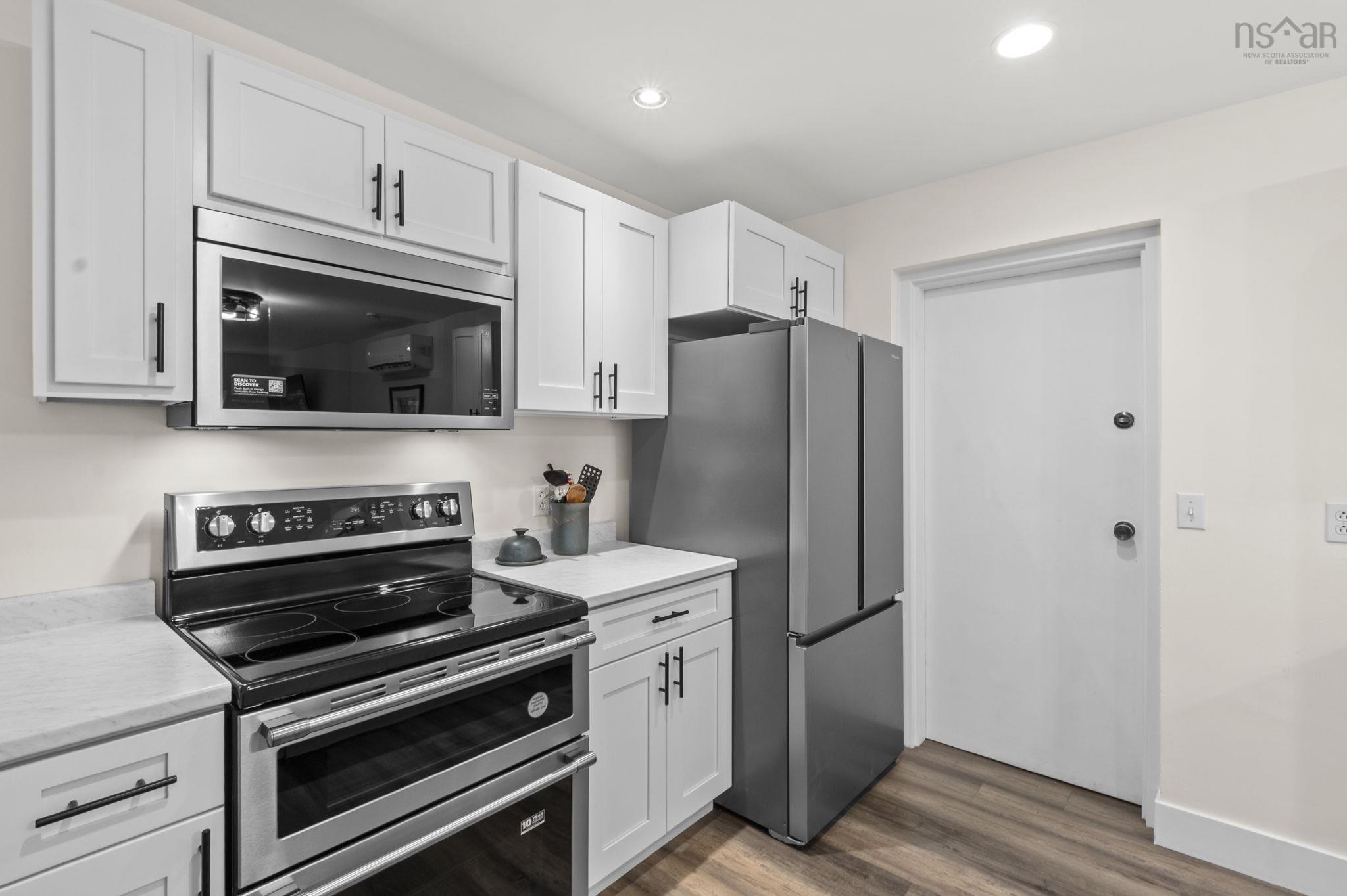 $725,000.00: 31-33 Birch Grove, Upper Tantallon