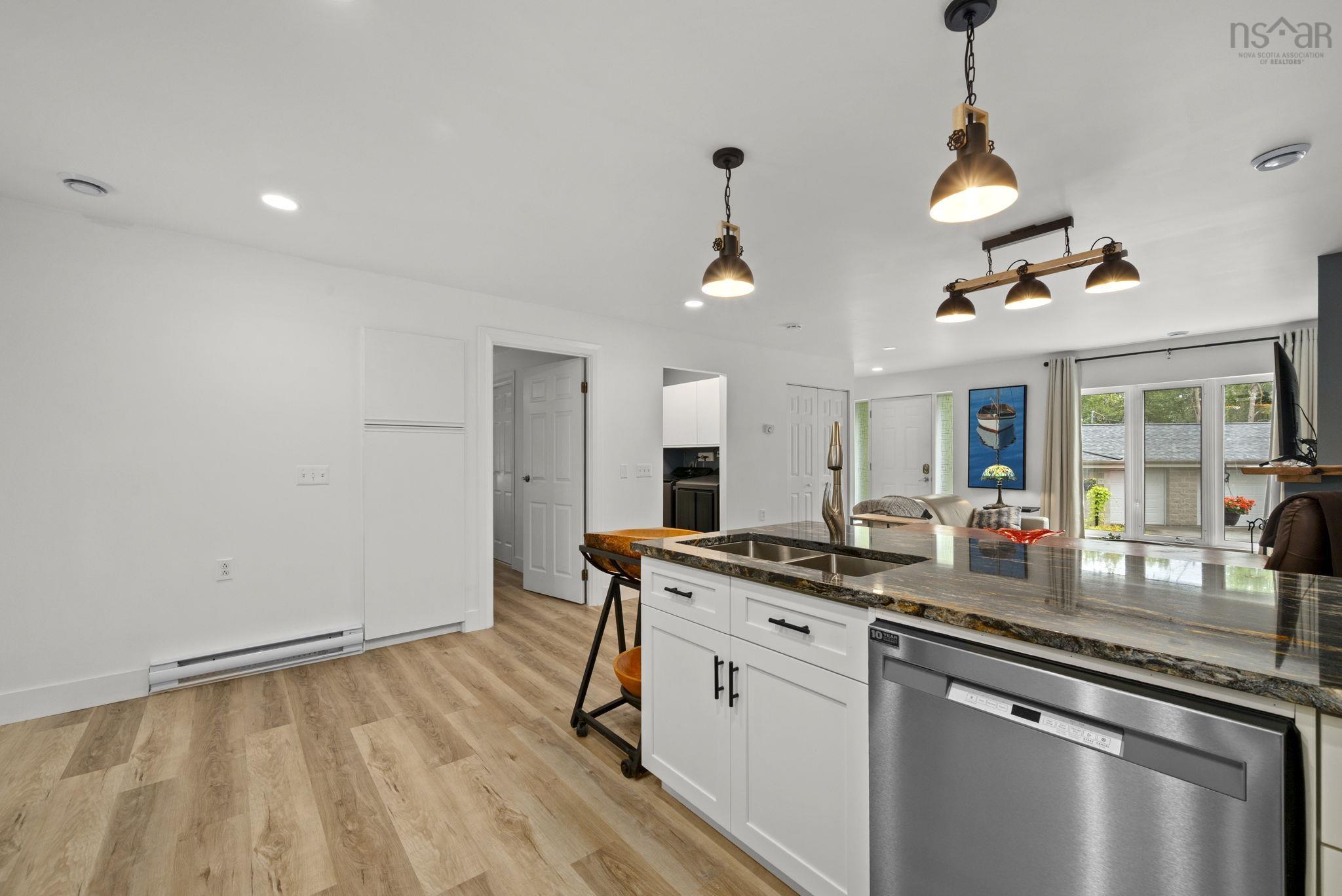 $725,000.00: 31-33 Birch Grove, Upper Tantallon