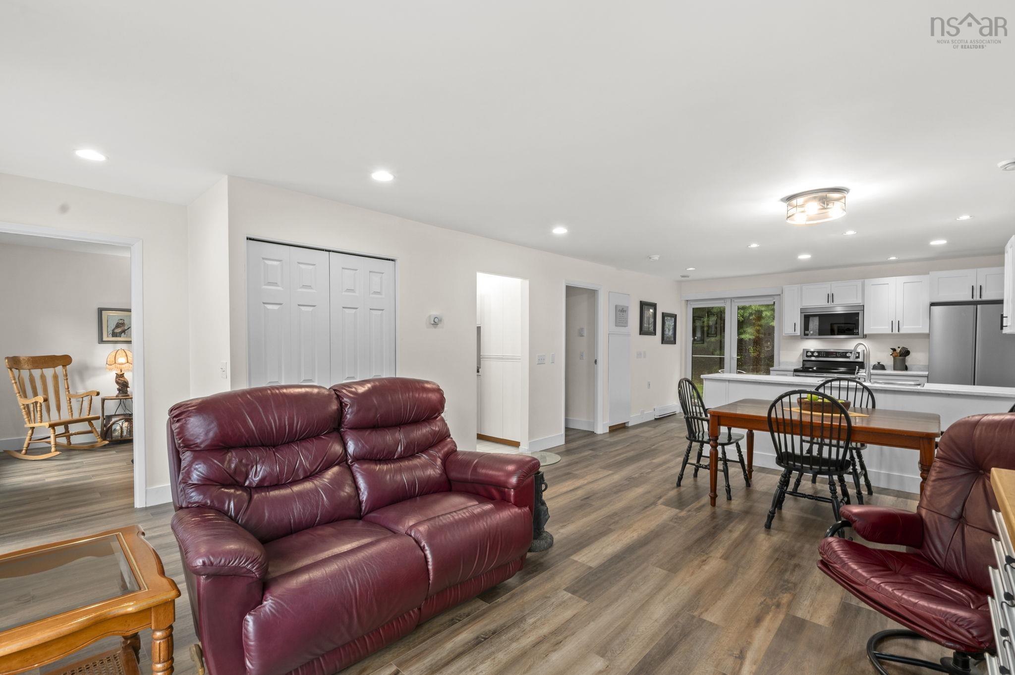 $725,000.00: 31-33 Birch Grove, Upper Tantallon