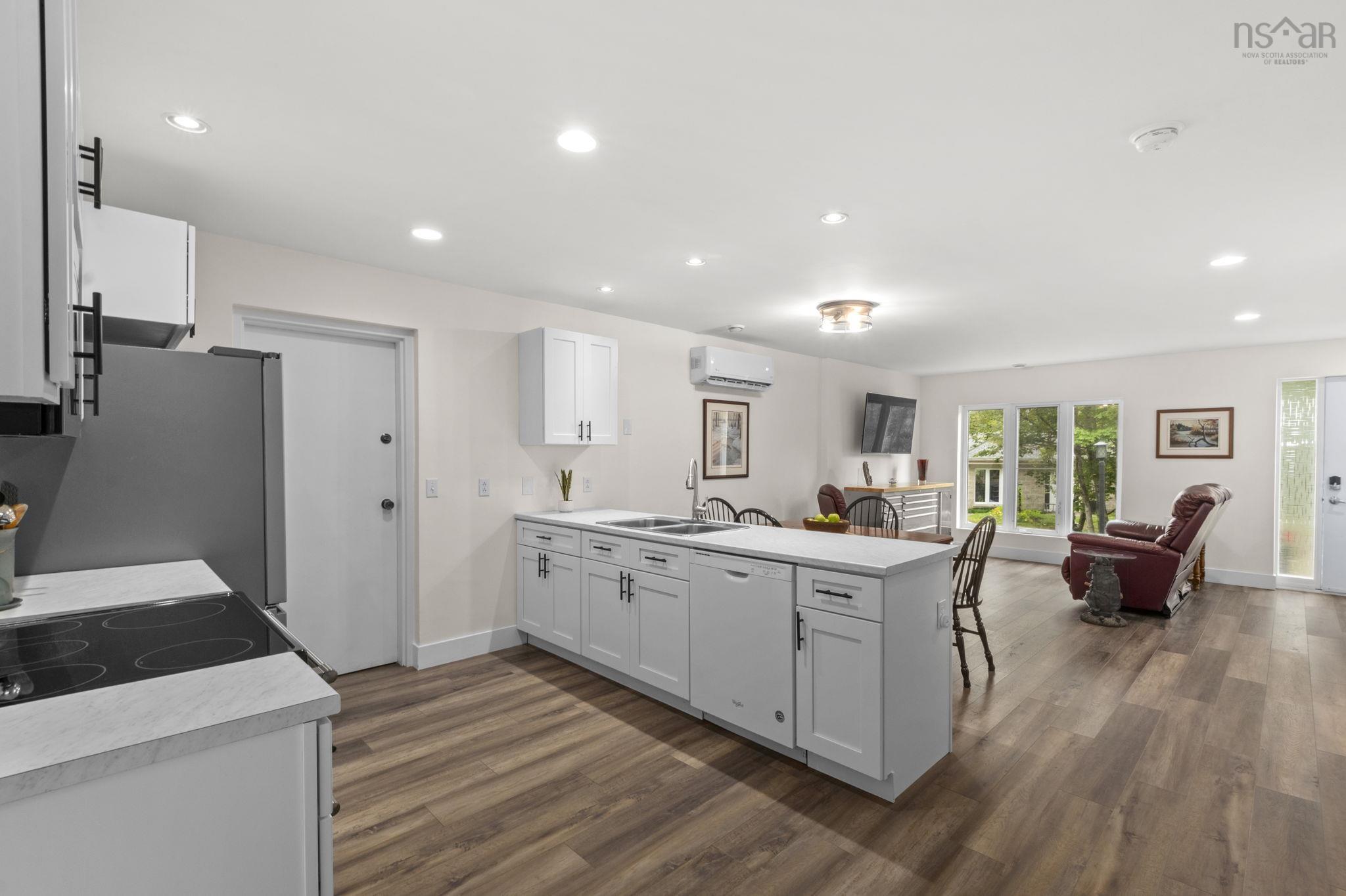 $725,000.00: 31-33 Birch Grove, Upper Tantallon