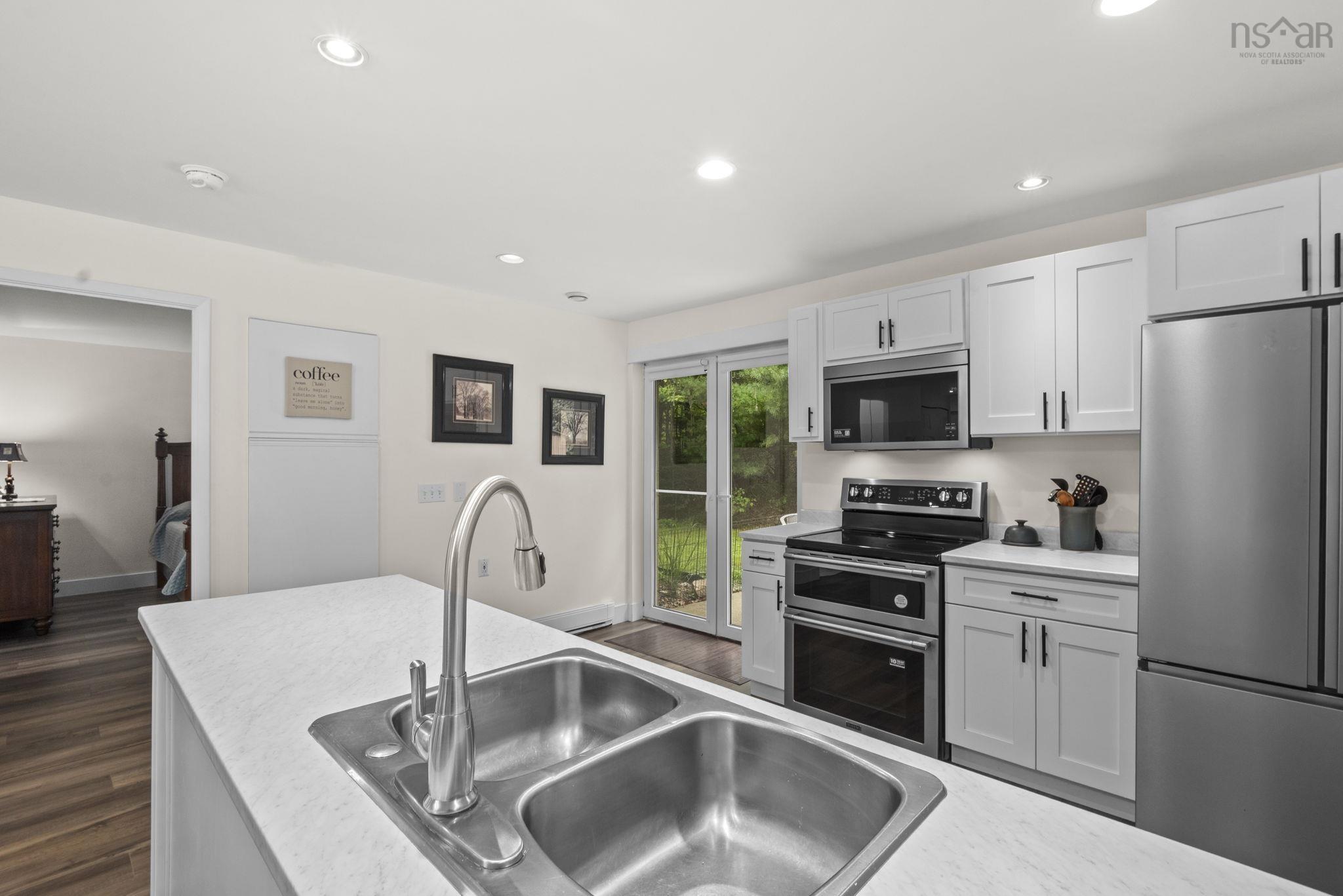 $725,000.00: 31-33 Birch Grove, Upper Tantallon