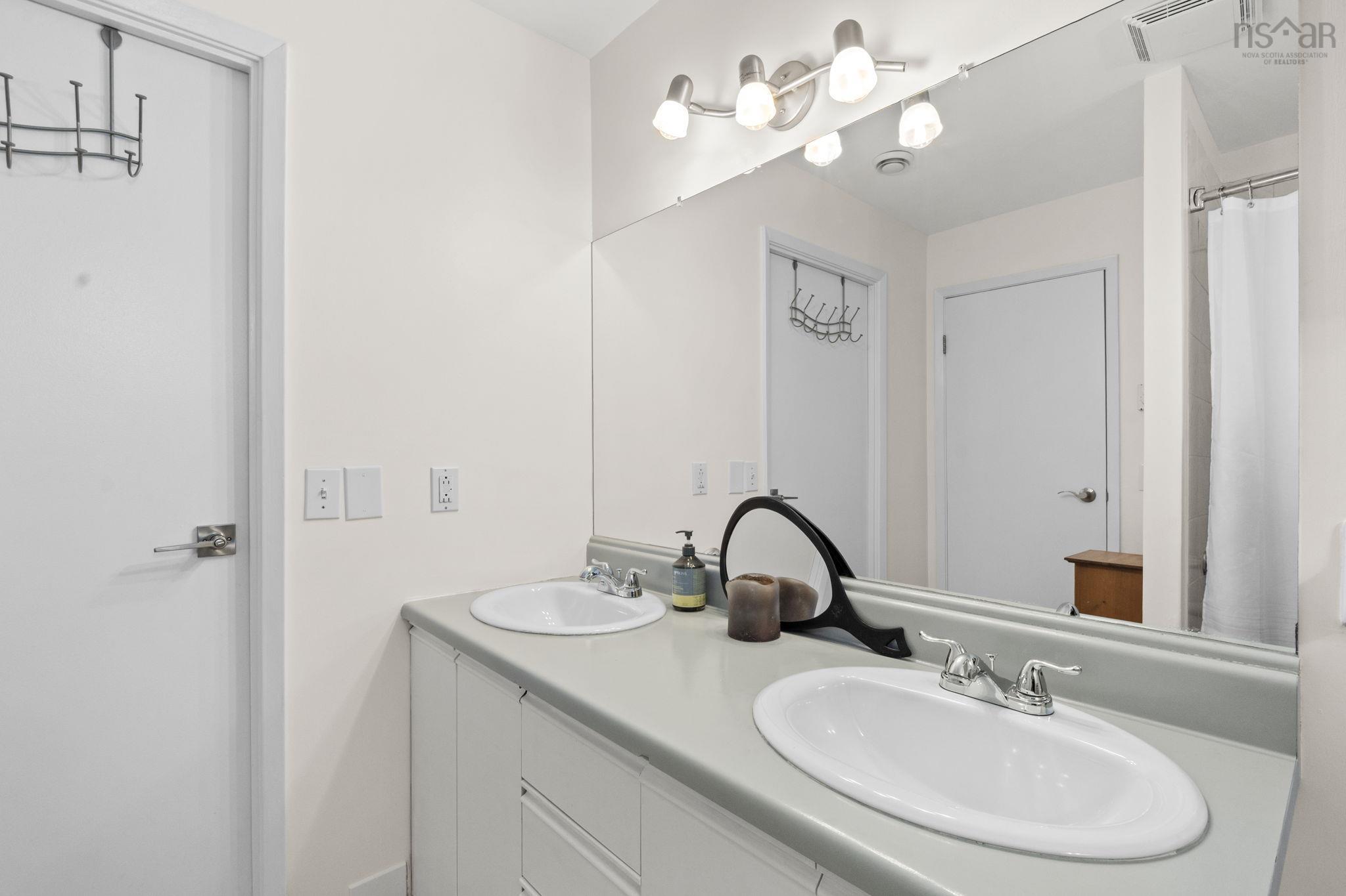 $725,000.00: 31-33 Birch Grove, Upper Tantallon