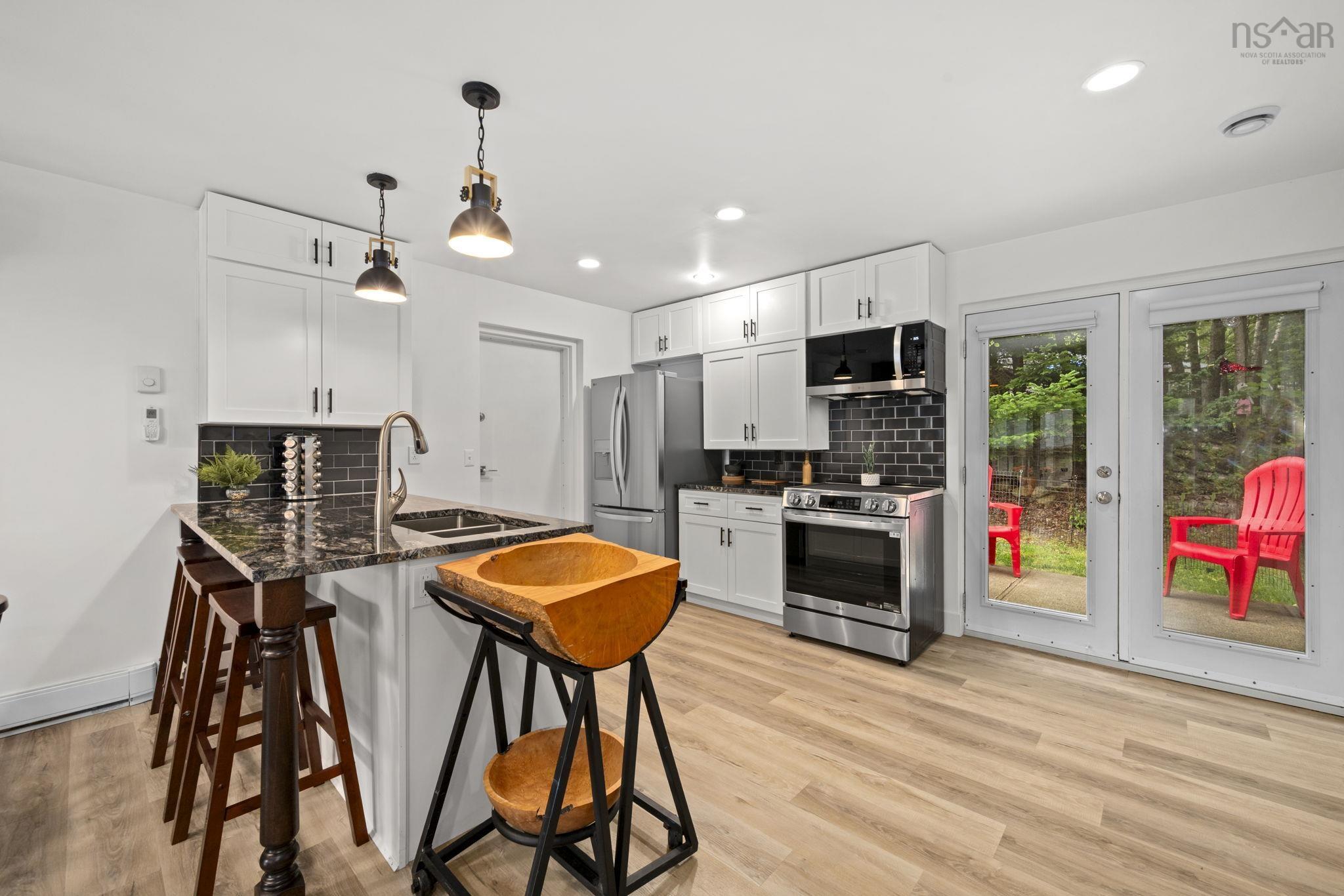 $725,000.00: 31-33 Birch Grove, Upper Tantallon