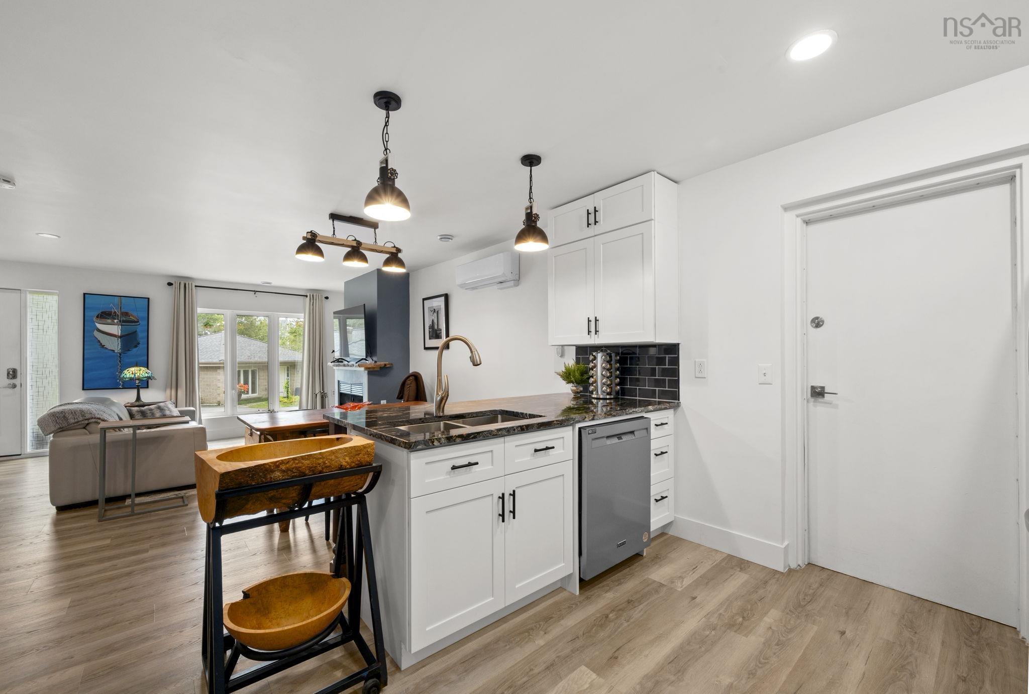 $725,000.00: 31-33 Birch Grove, Upper Tantallon