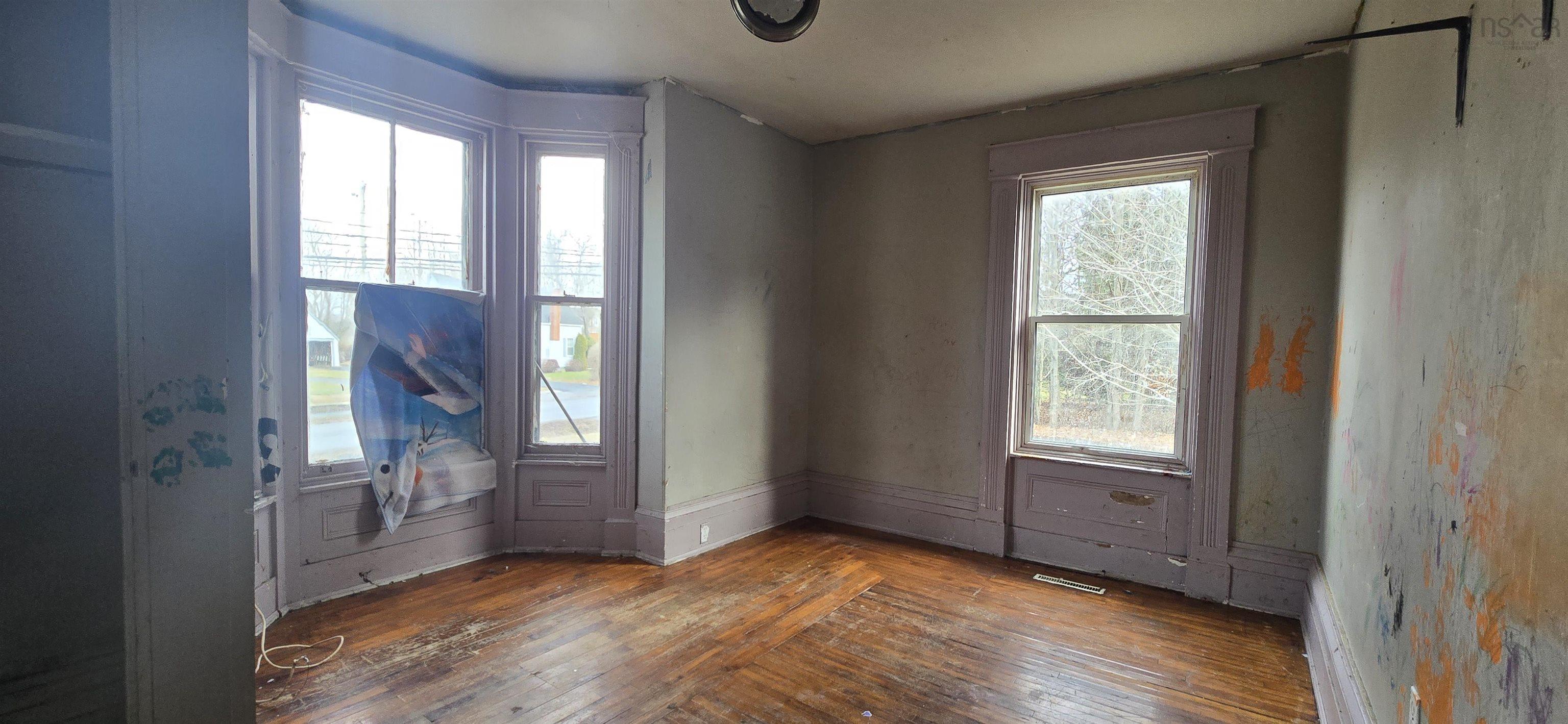 $249,900.00: 1618 King Street, Windsor