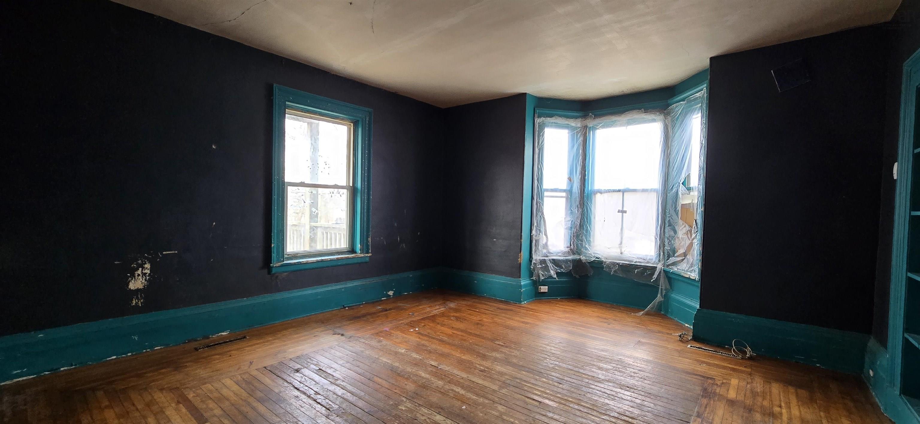 $249,900.00: 1618 King Street, Windsor