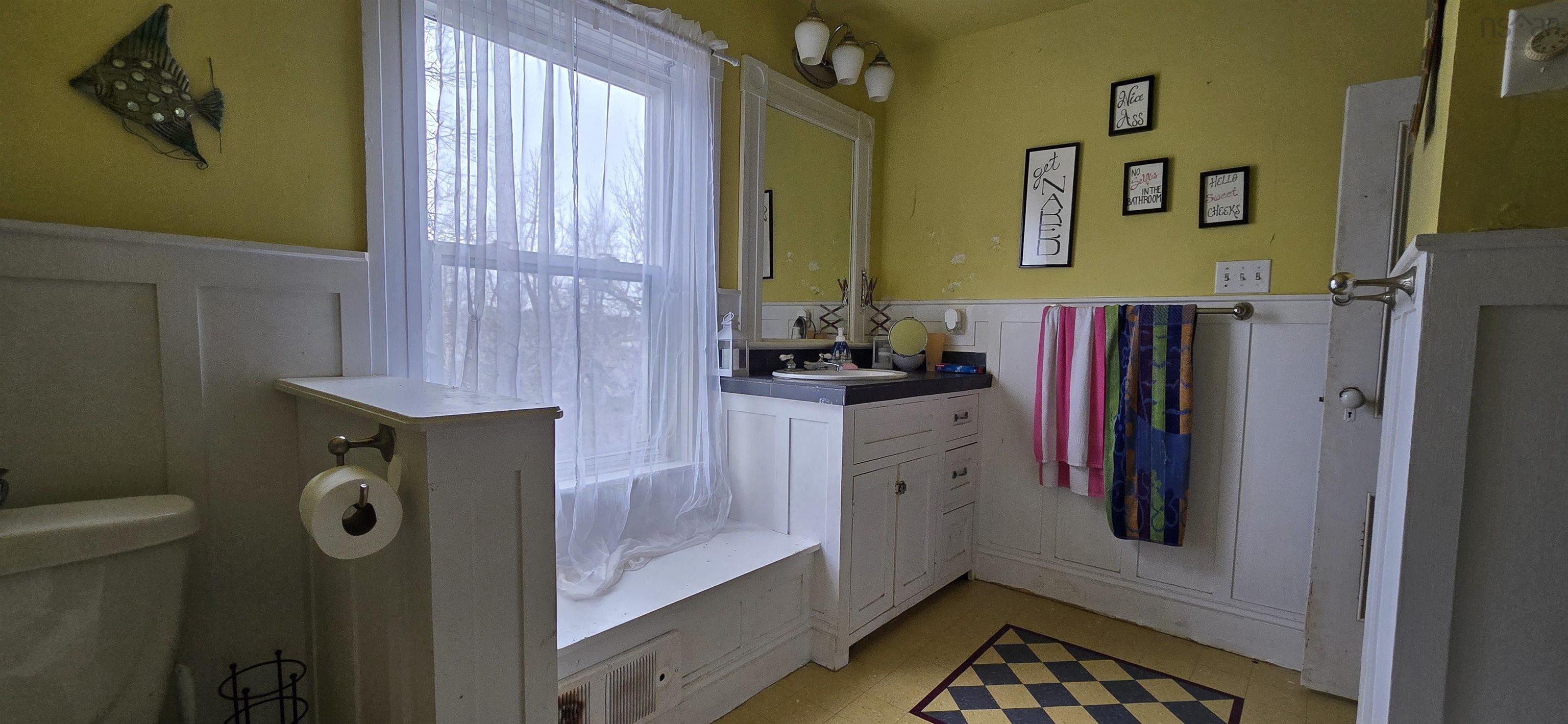 $249,900.00: 1618 King Street, Windsor