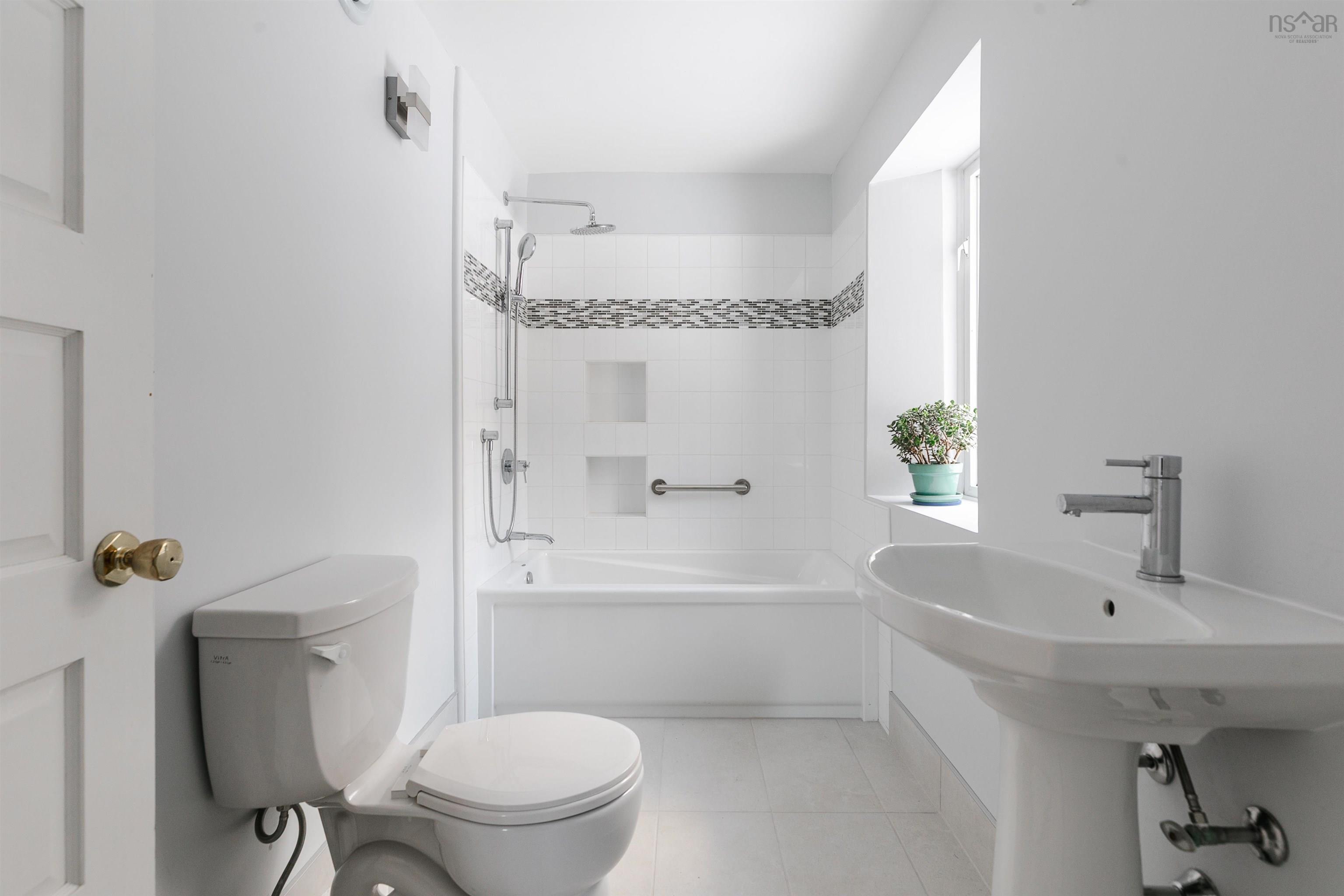 $525,000.00: 21 Long Hill Road, Mahone Bay