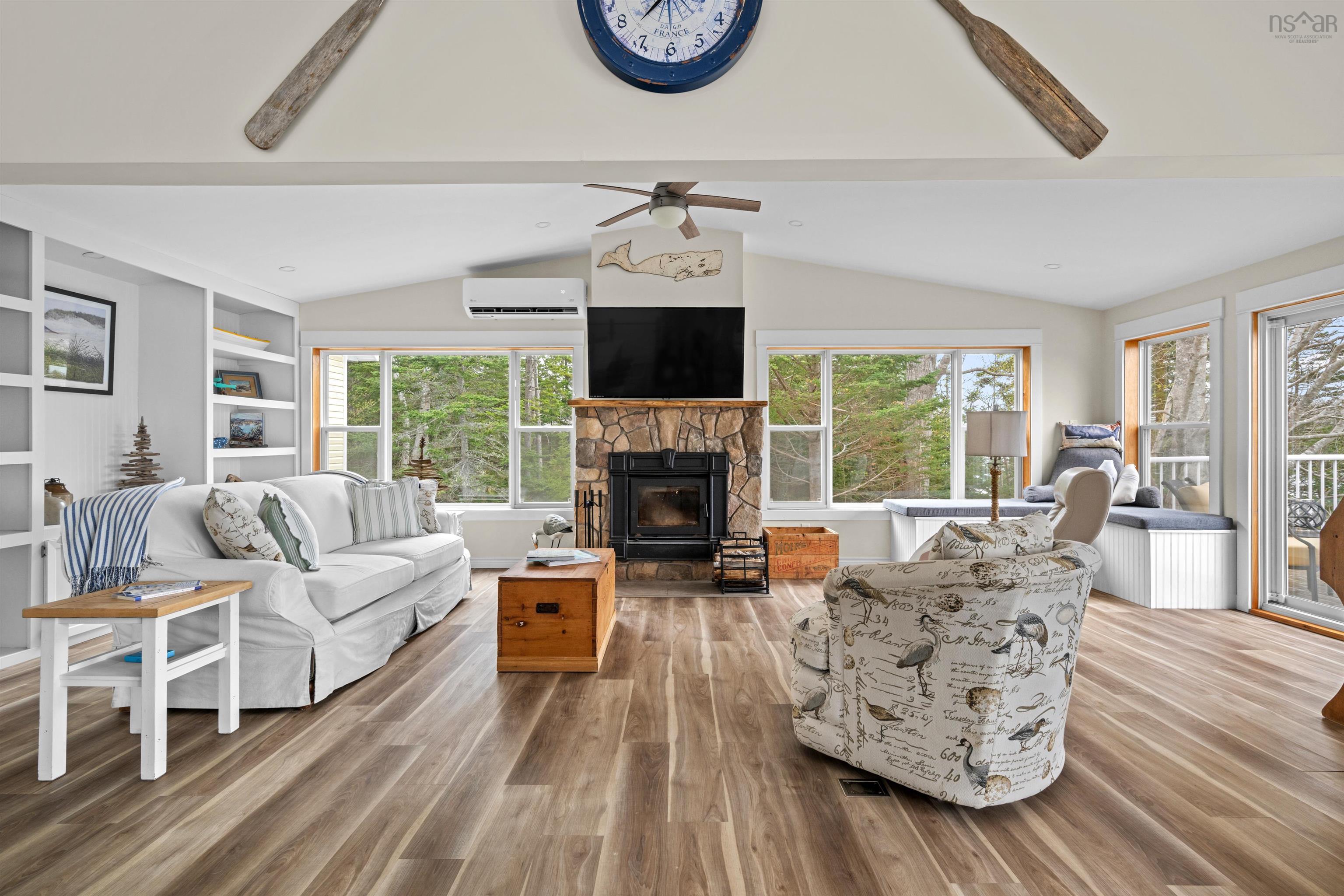 $925,000.00: 42 Goldfinch Lane, Heckmans Island