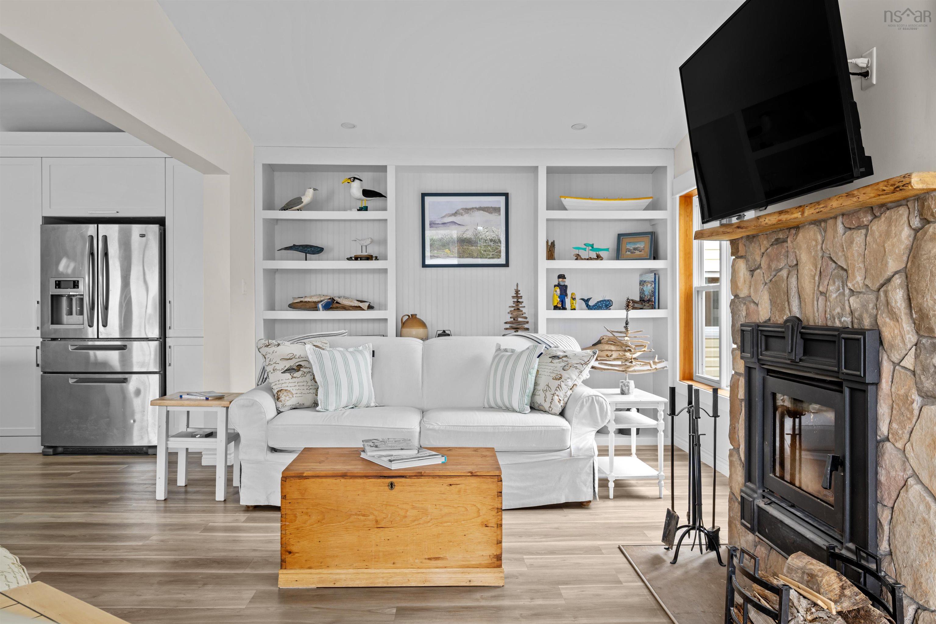 $925,000.00: 42 Goldfinch Lane, Heckmans Island