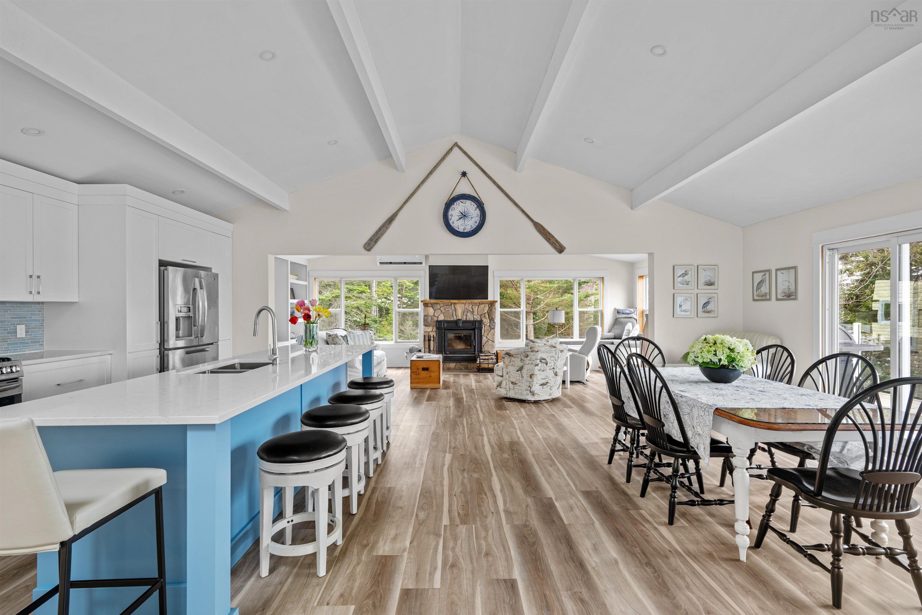 $925,000.00: 42 Goldfinch Lane, Heckmans Island