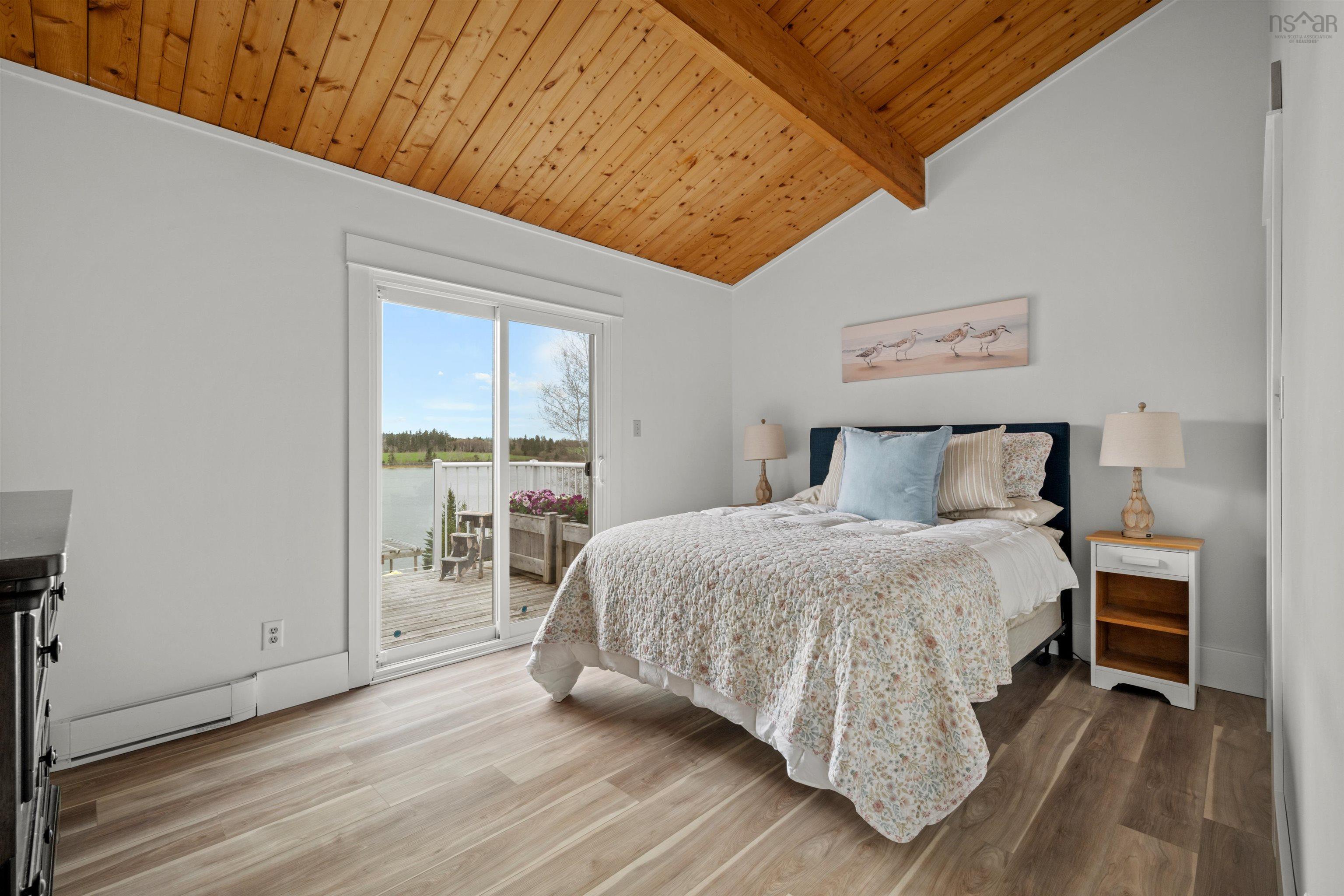 $925,000.00: 42 Goldfinch Lane, Heckmans Island