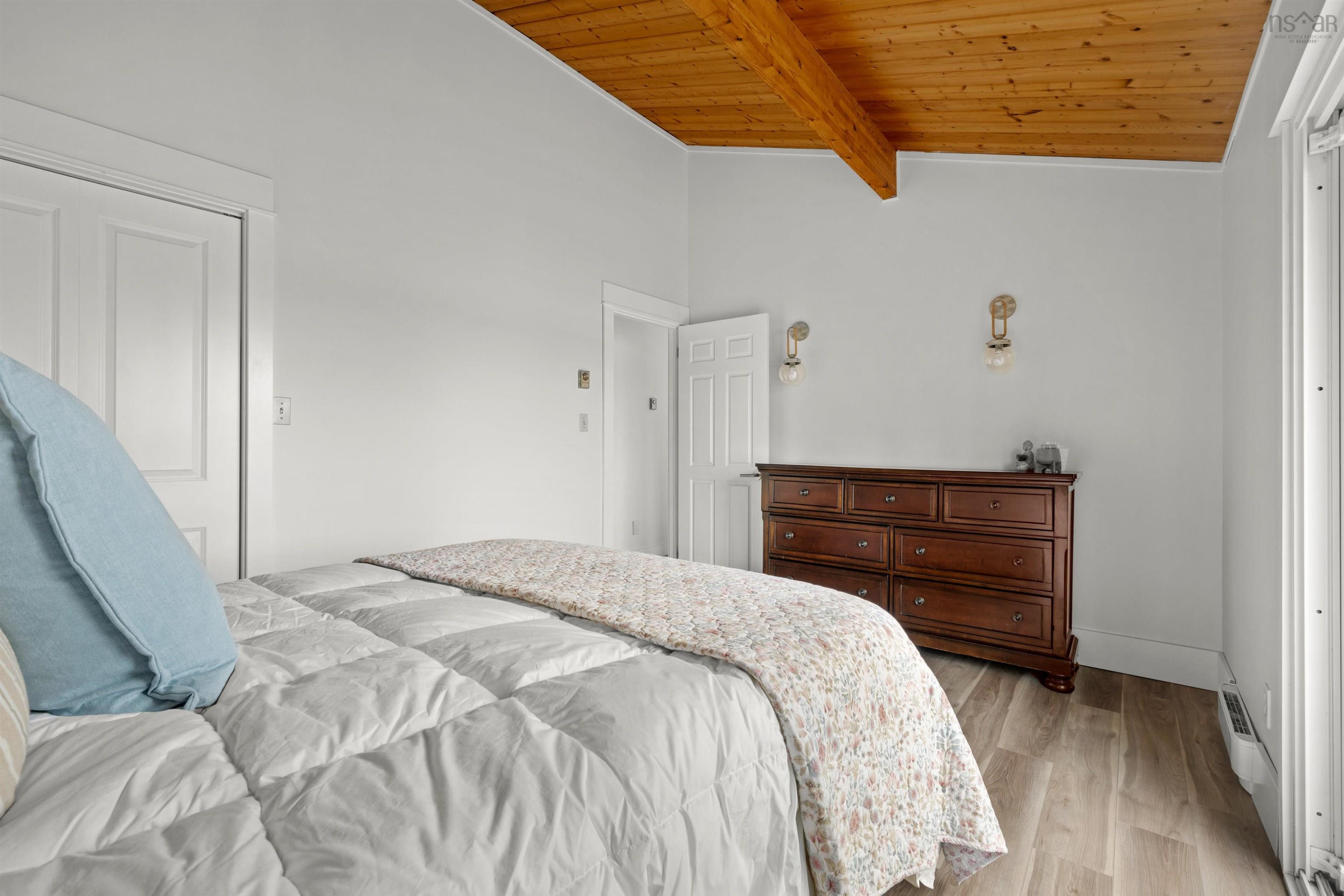 $925,000.00: 42 Goldfinch Lane, Heckmans Island