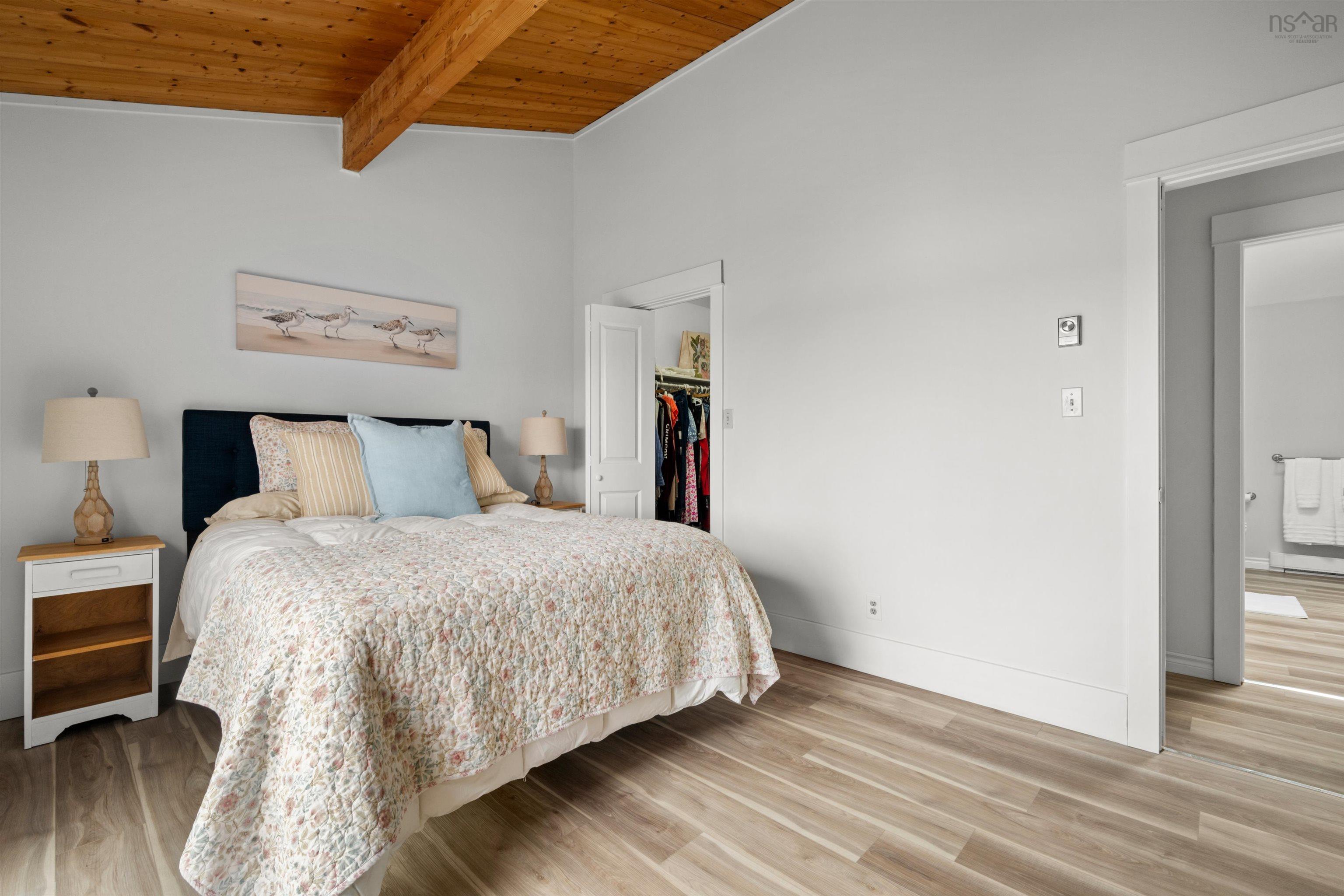 $925,000.00: 42 Goldfinch Lane, Heckmans Island