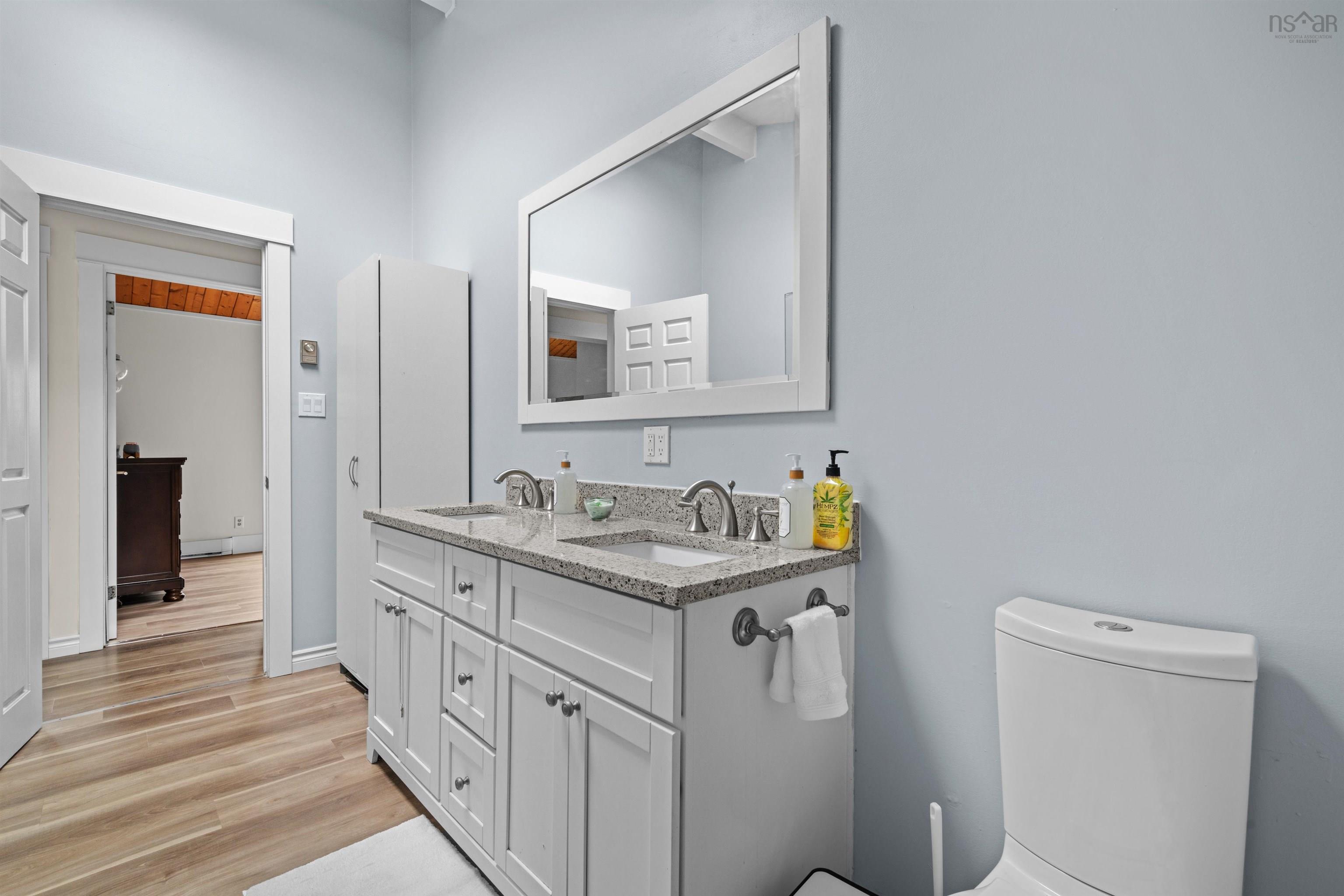 $925,000.00: 42 Goldfinch Lane, Heckmans Island