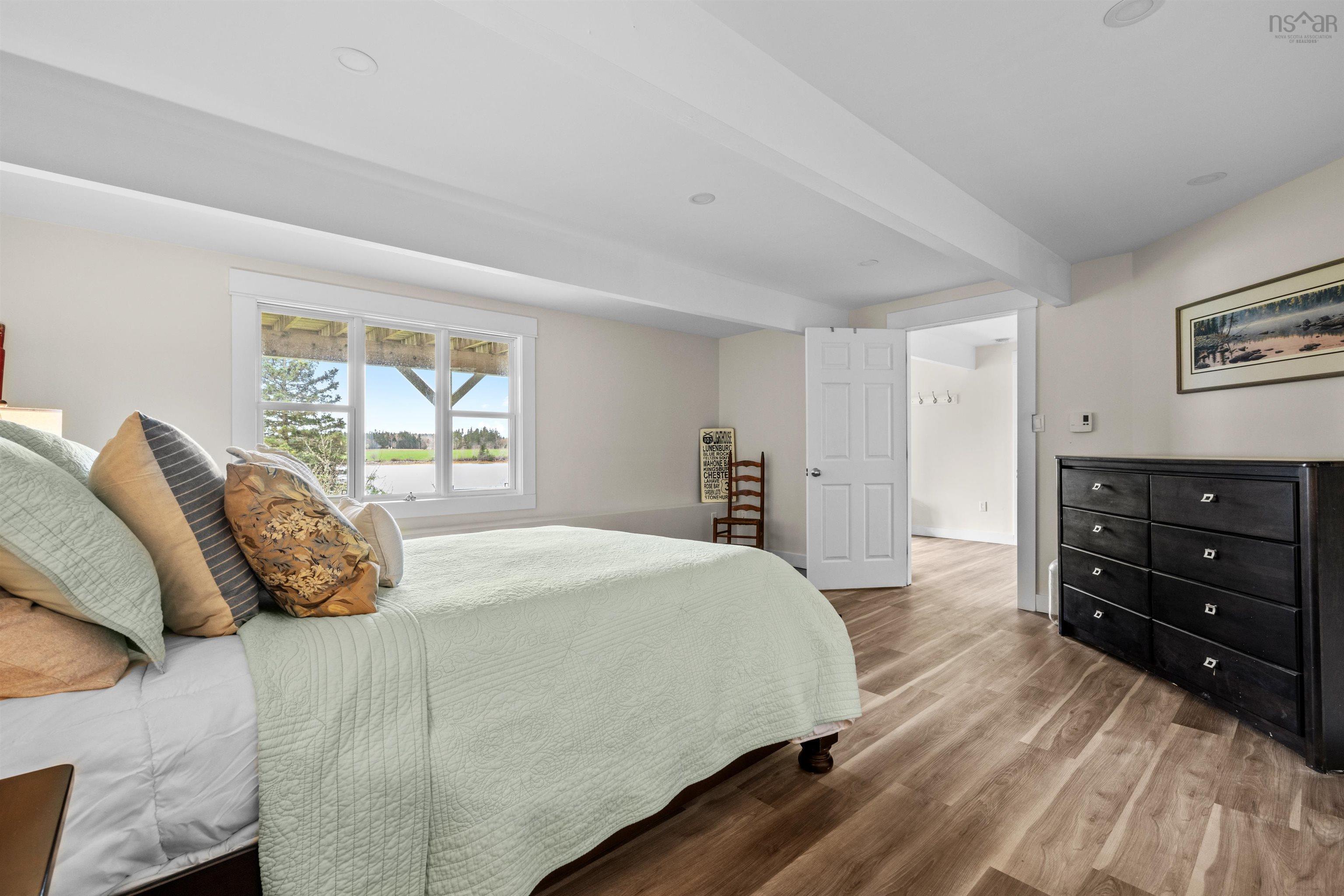 $925,000.00: 42 Goldfinch Lane, Heckmans Island