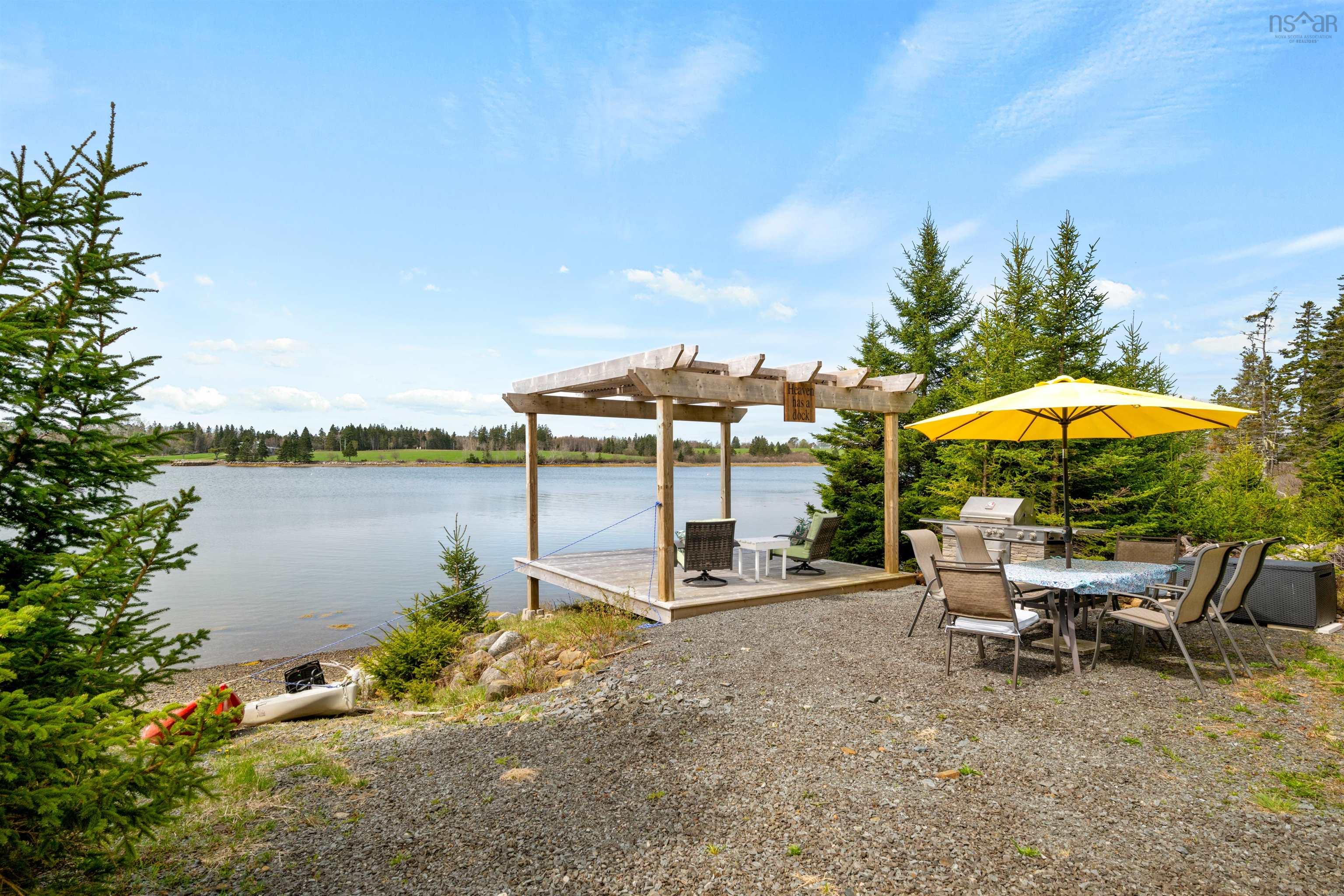 $925,000.00: 42 Goldfinch Lane, Heckmans Island