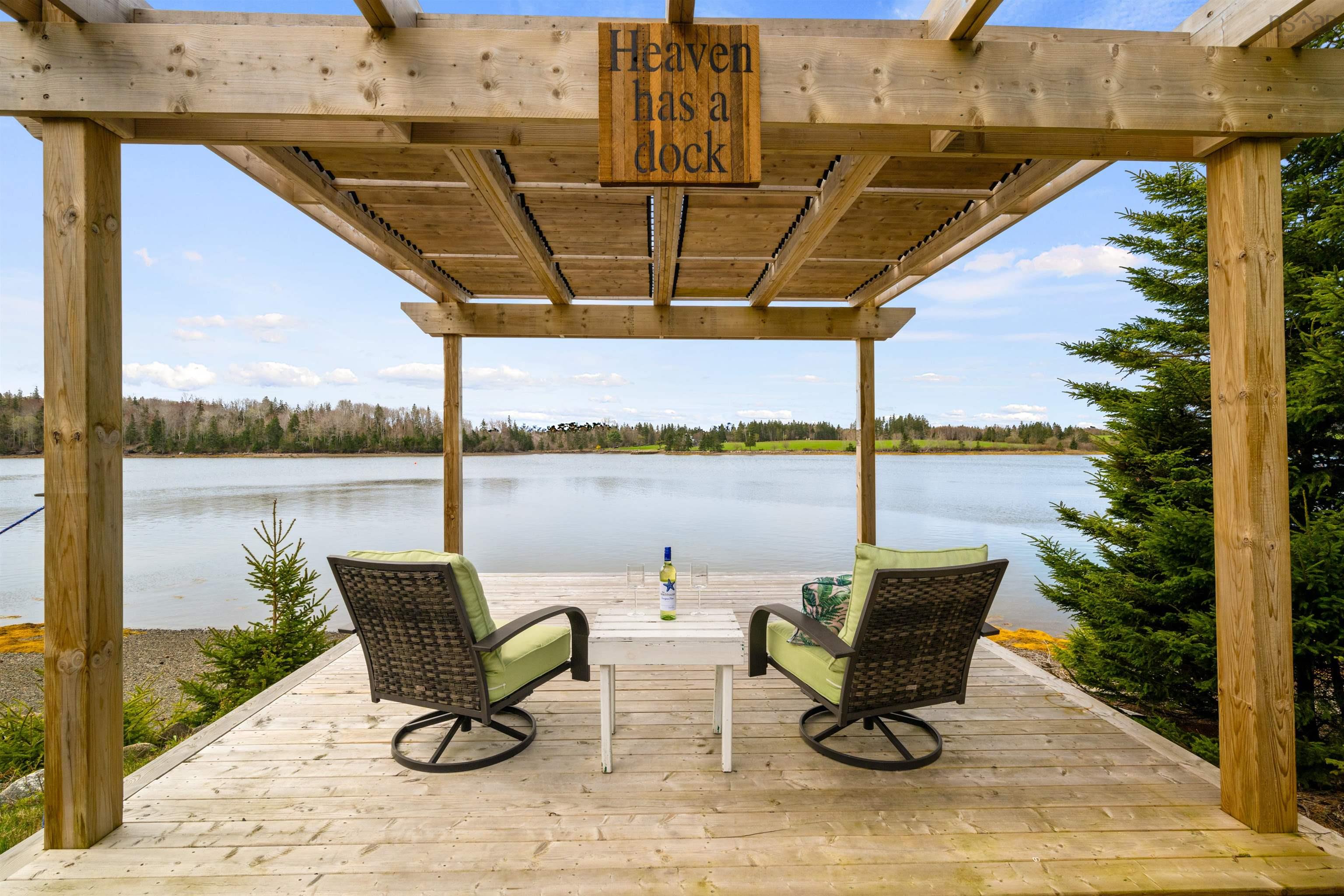 $925,000.00: 42 Goldfinch Lane, Heckmans Island