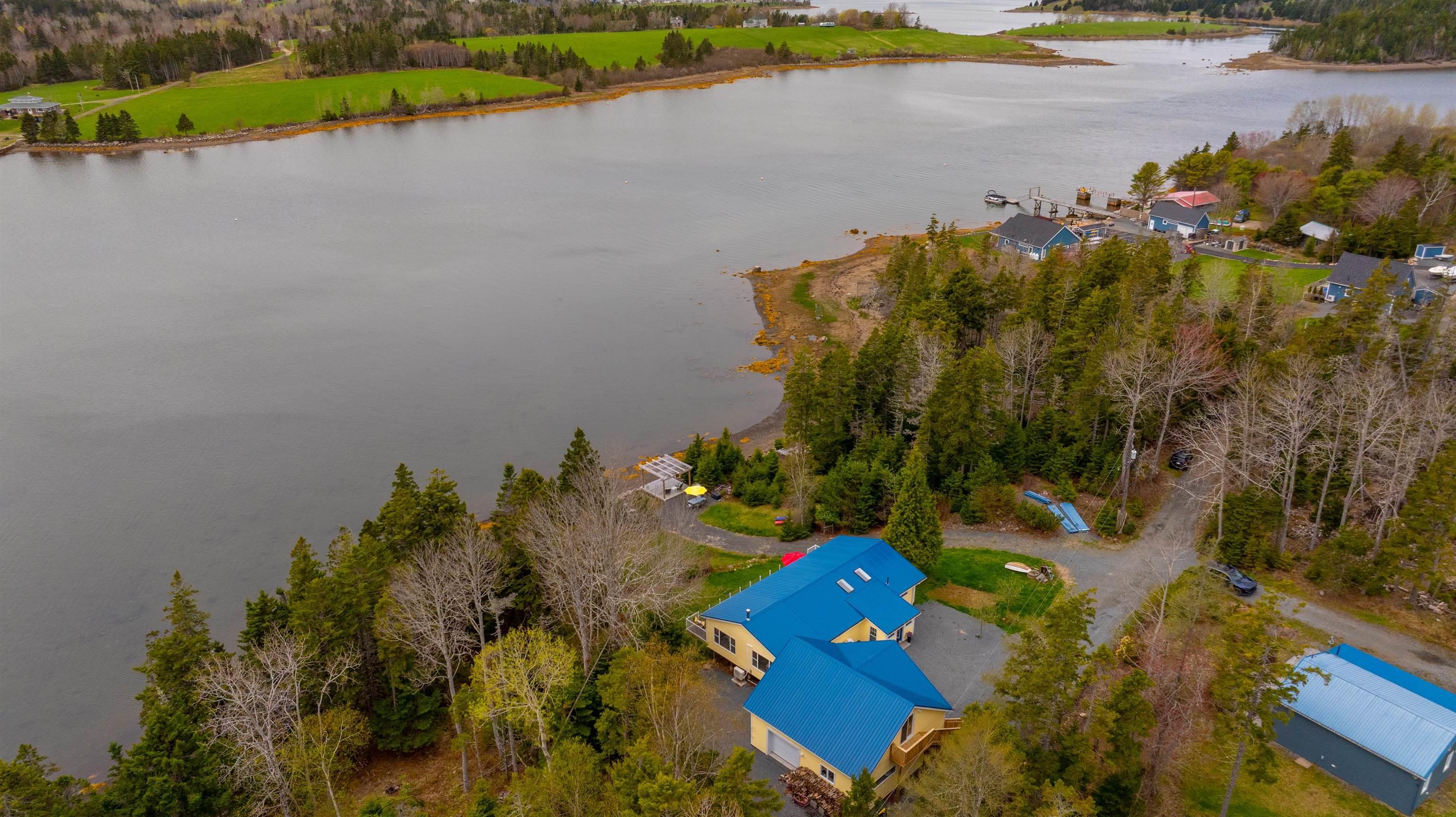 $925,000.00: 42 Goldfinch Lane, Heckmans Island