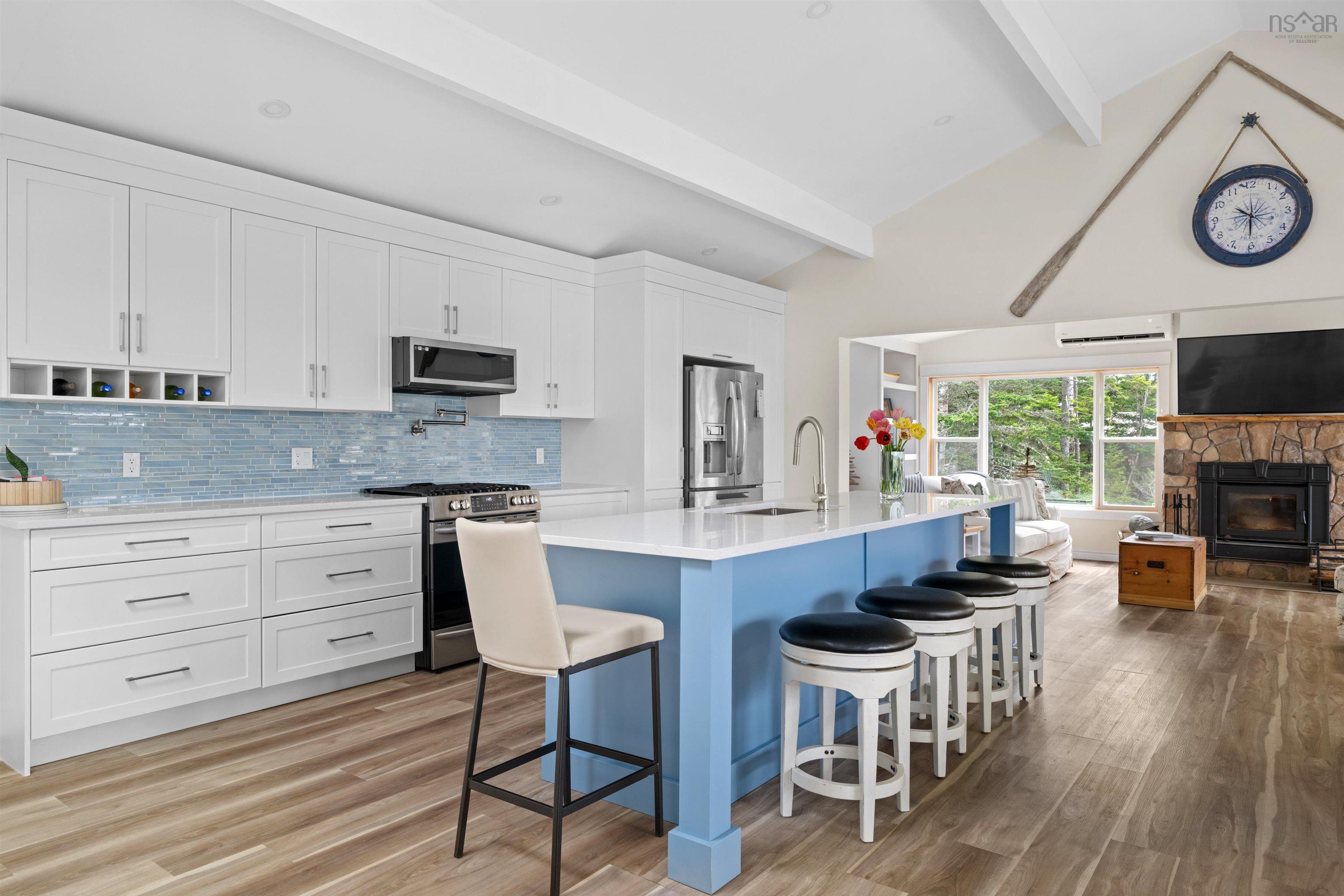 $925,000.00: 42 Goldfinch Lane, Heckmans Island